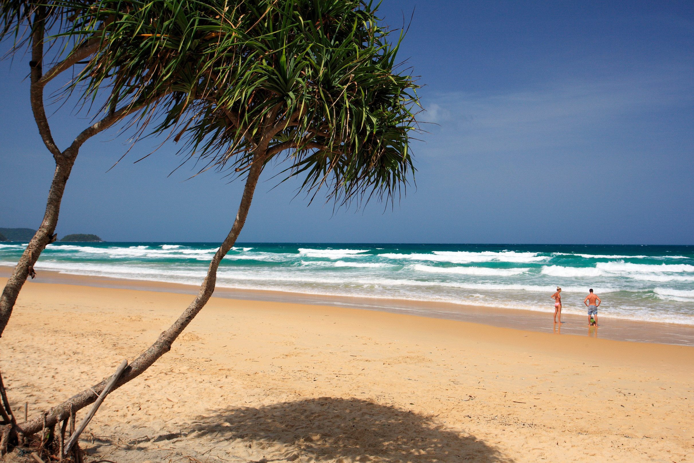 Het strand bij het Centara Grand Beach Resort in Phuket, Thailand