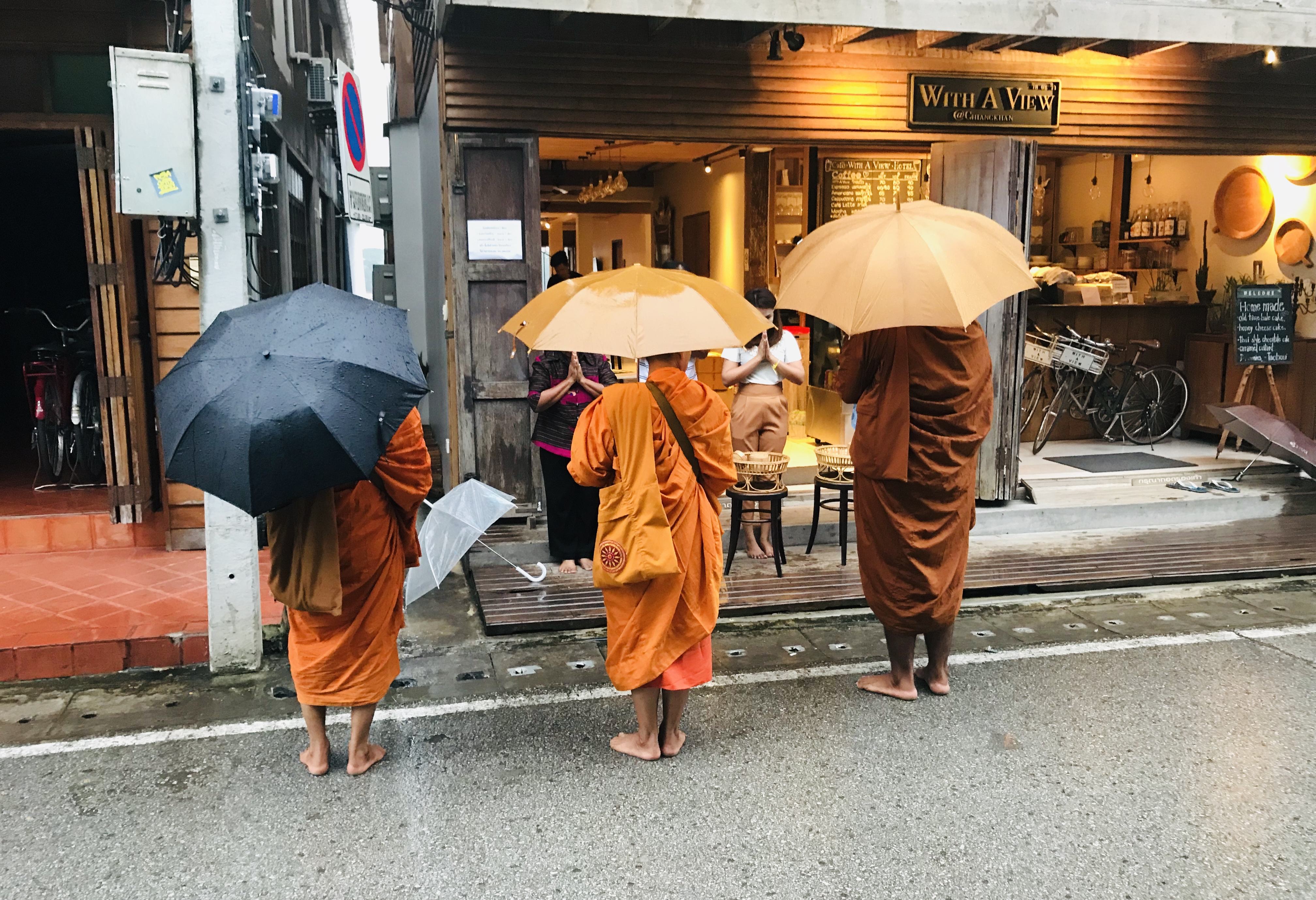 Aalmoezenronde van monniken in Chiang Khan, Thailand