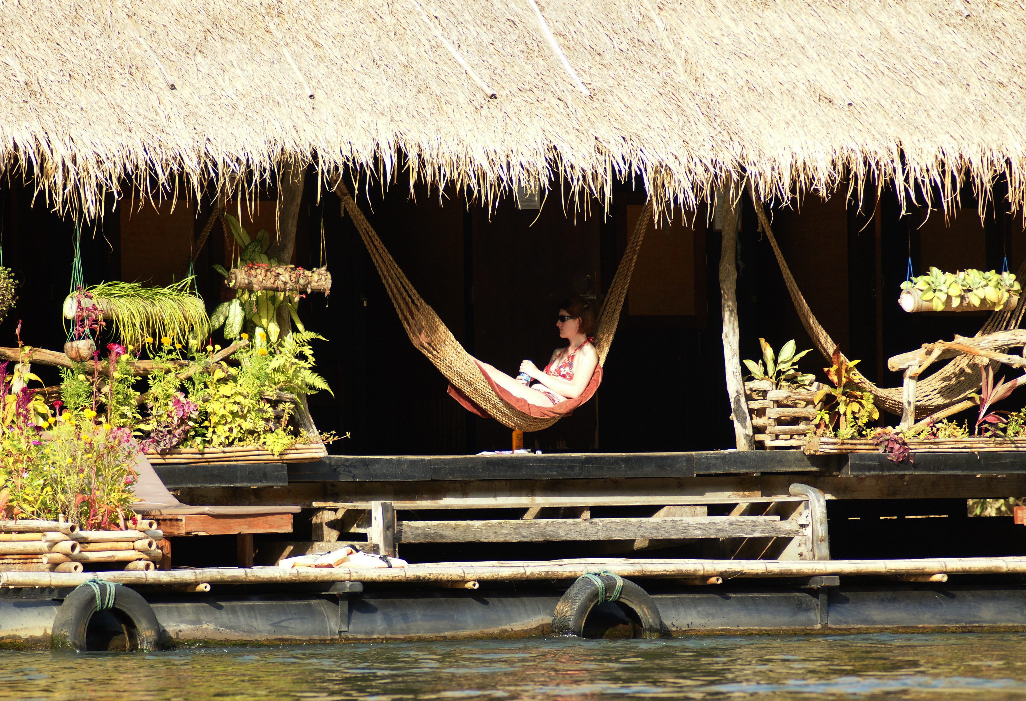 Relaxen in je hangmat in de River Kwai Jungle Rafts in Kanchanaburi, Thailand