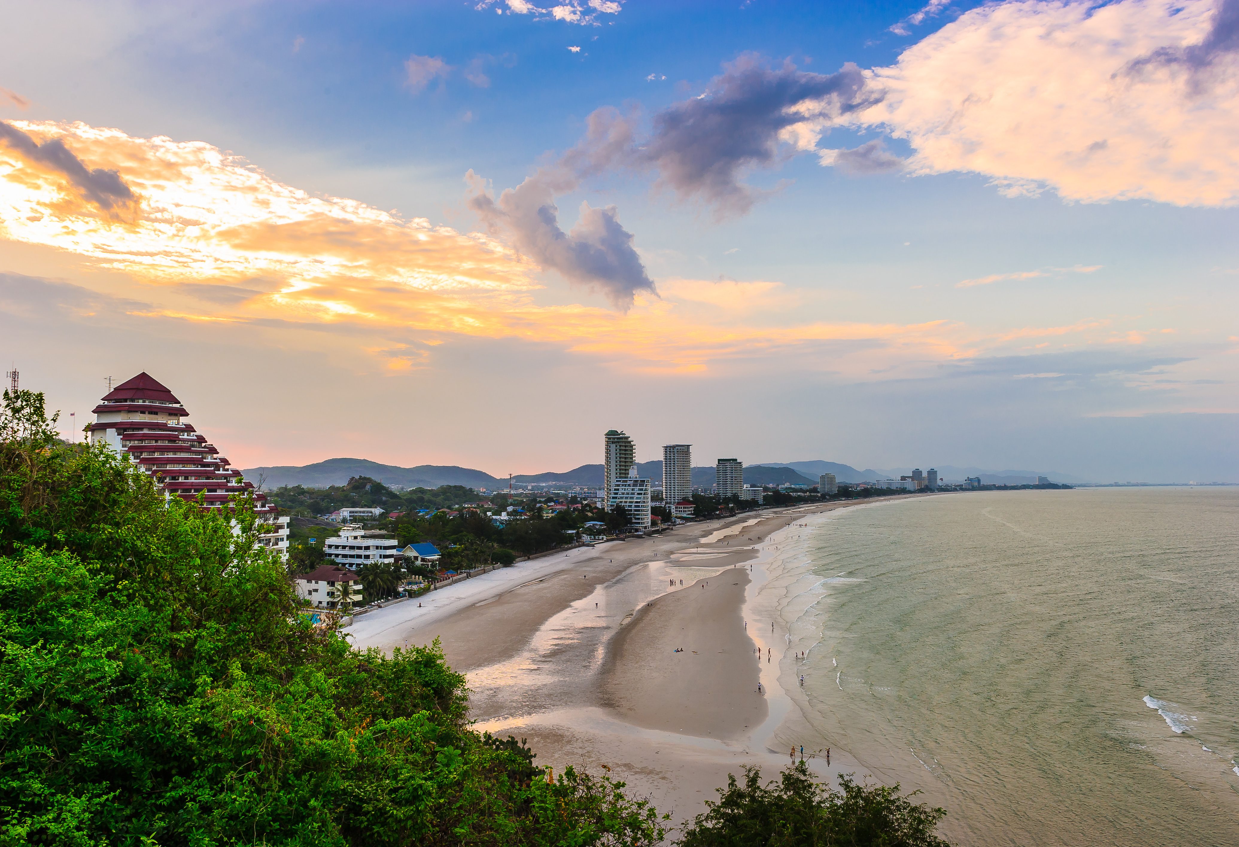 Het strand bij het centrum van Hua Hin in Thailand