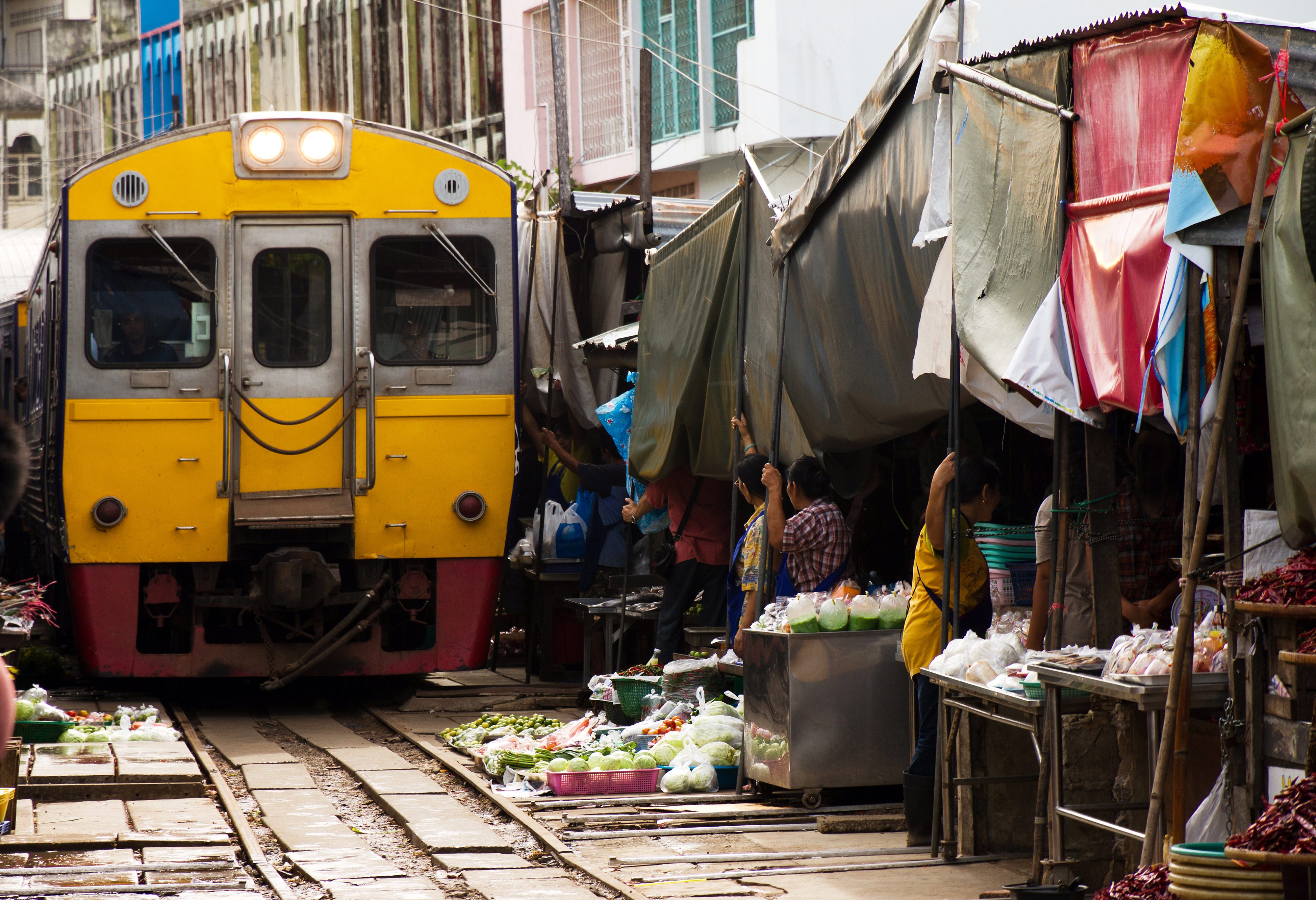Treinmarkt bij Mahachai in Thailand