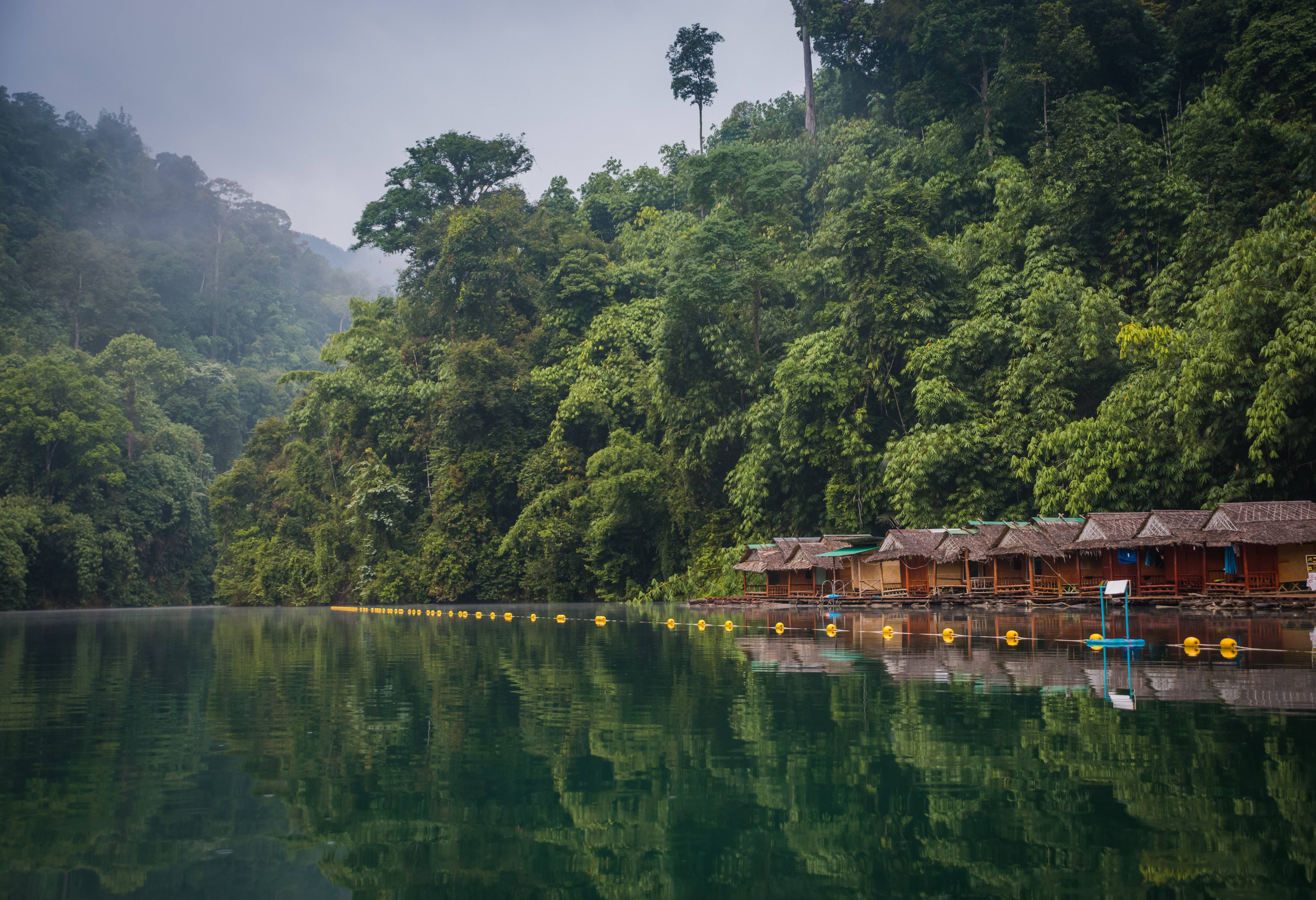 Cheow Lan Lake in het Khao Sok National Park in Thailand