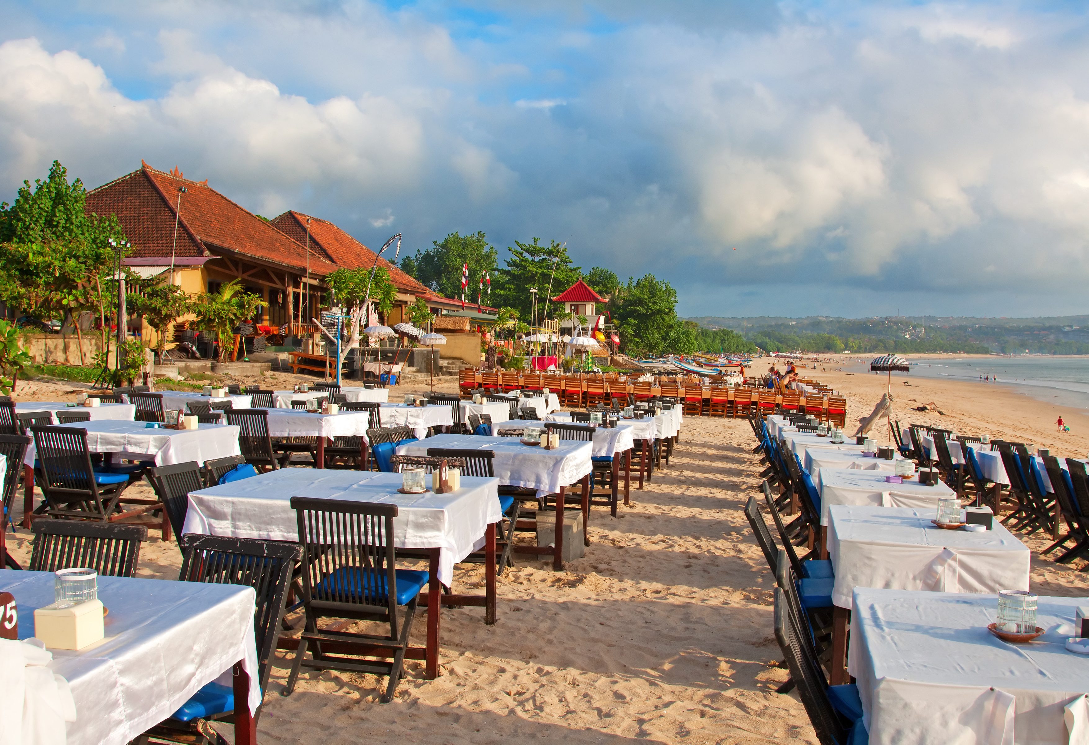 Verse vis eten op Jimbaran strand Bali