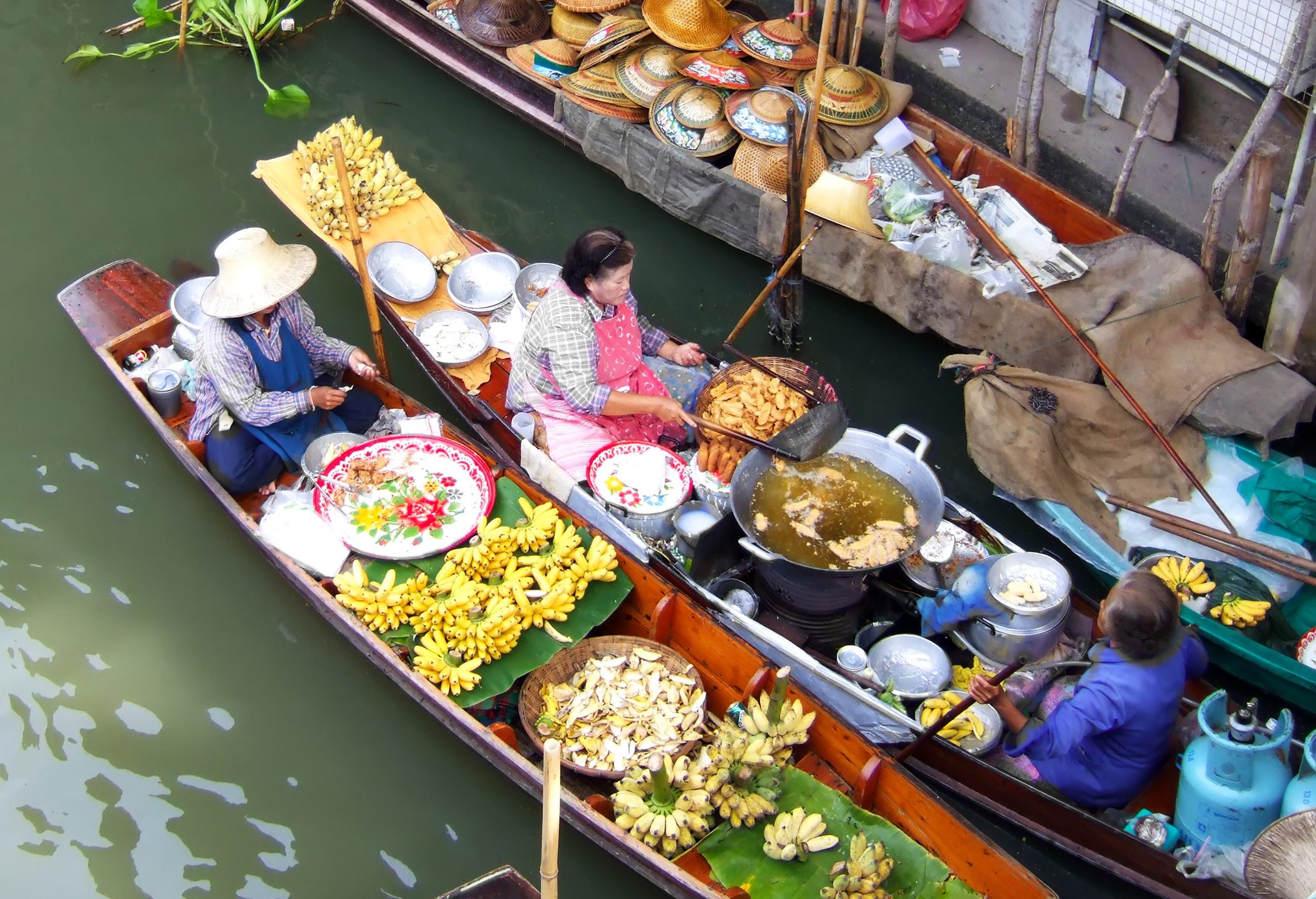 Damnoen Saduak drijvende markt in Thailand