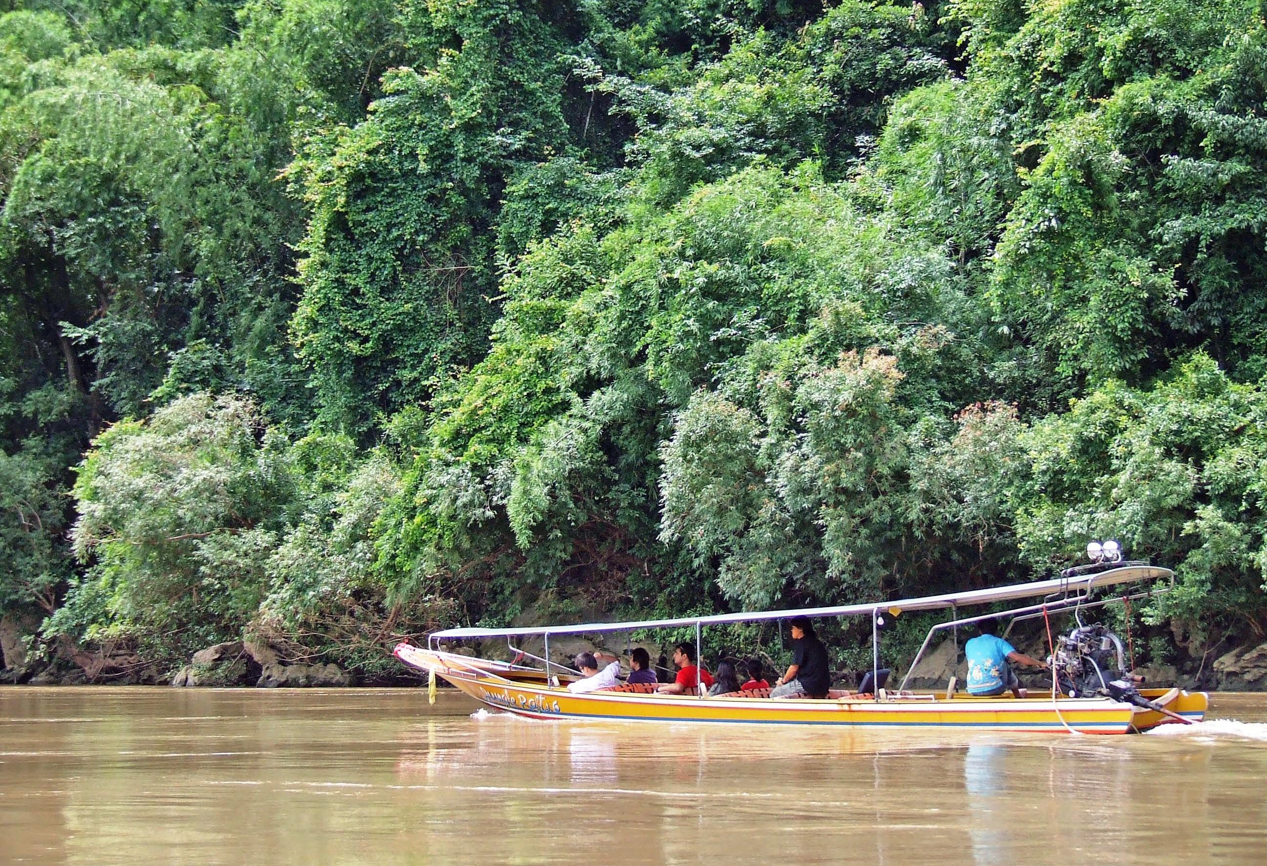 Varen per  longtailboot naar de River Kwai Jungle Rafts in Kanchanaburi, Thailand