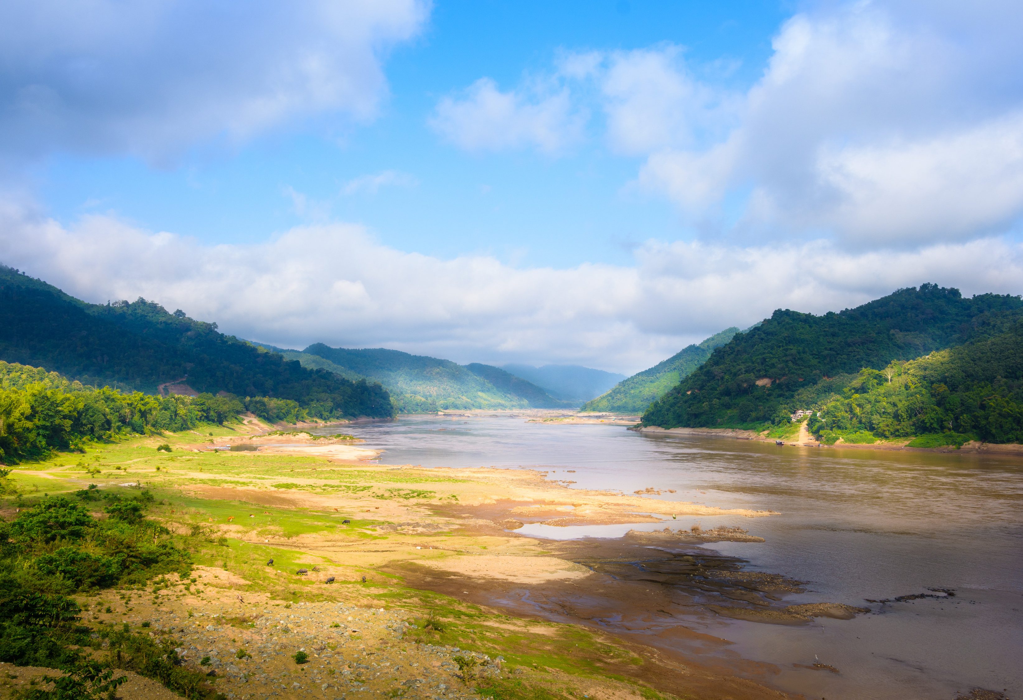 Varen over de Mekong rivier van Thailand naar Laos