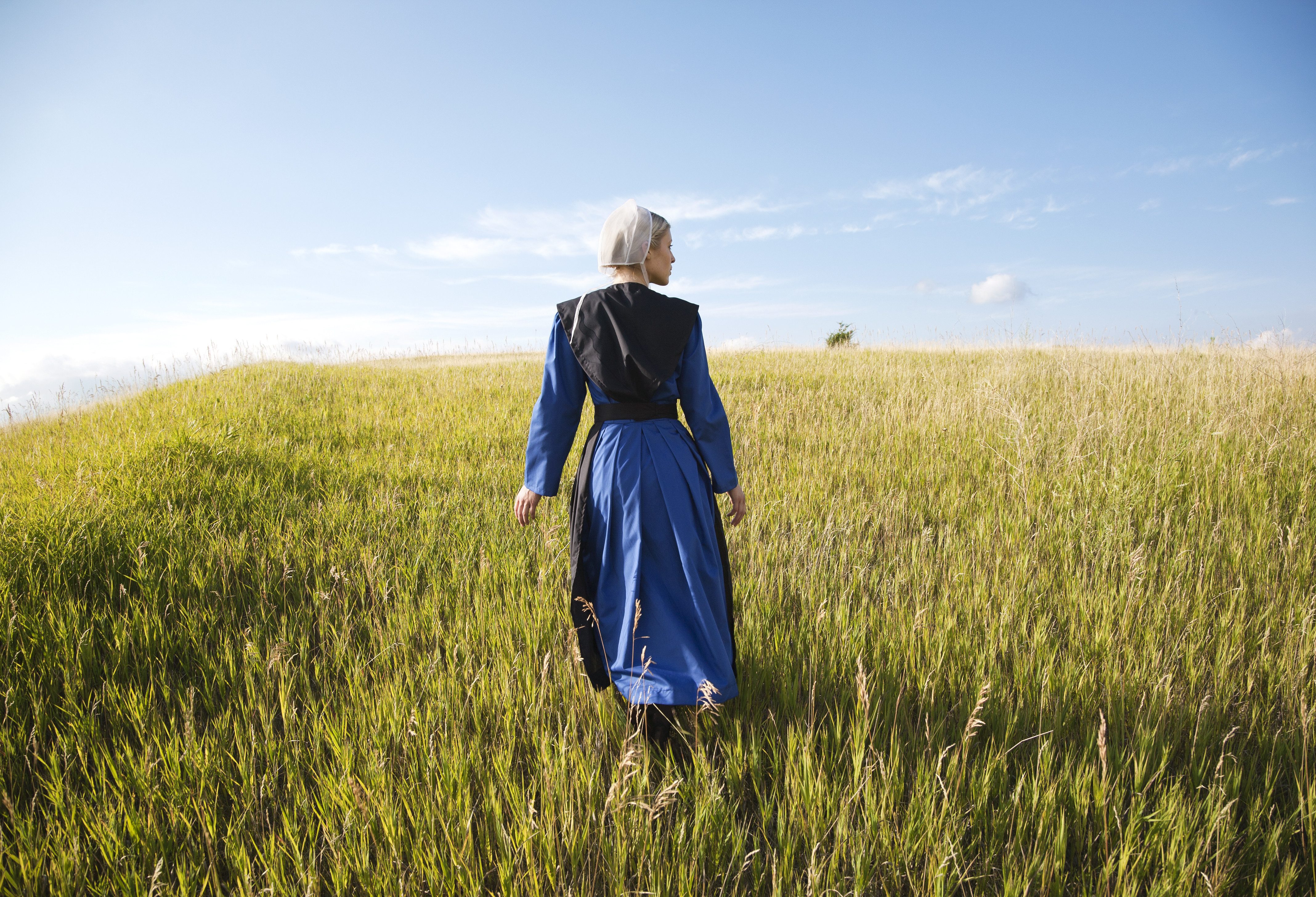 Amish vrouw bij Bird On Hands in Amerika