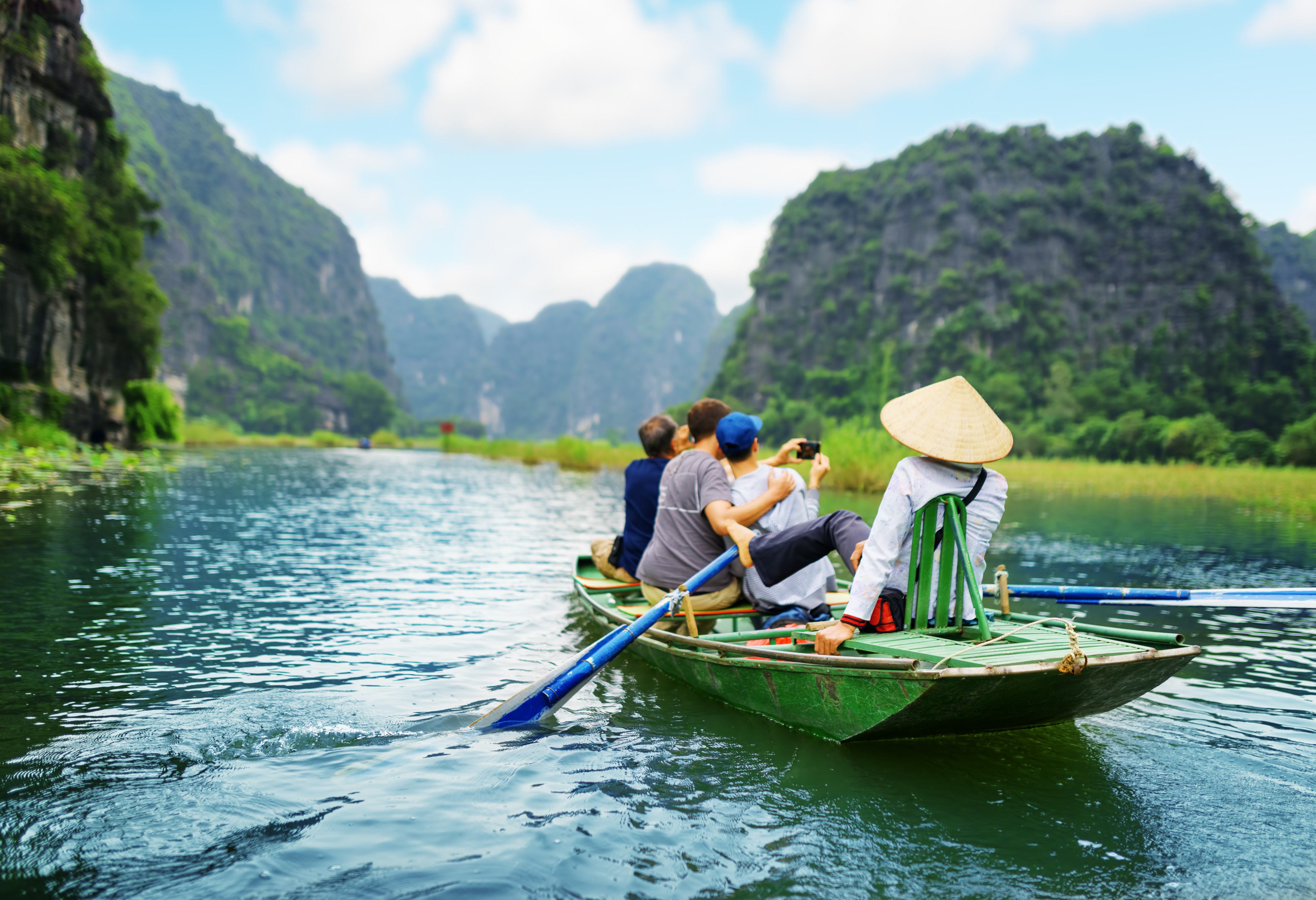 Varen door de droge Halong Bay in de regio Ninh Binh in Vietnam