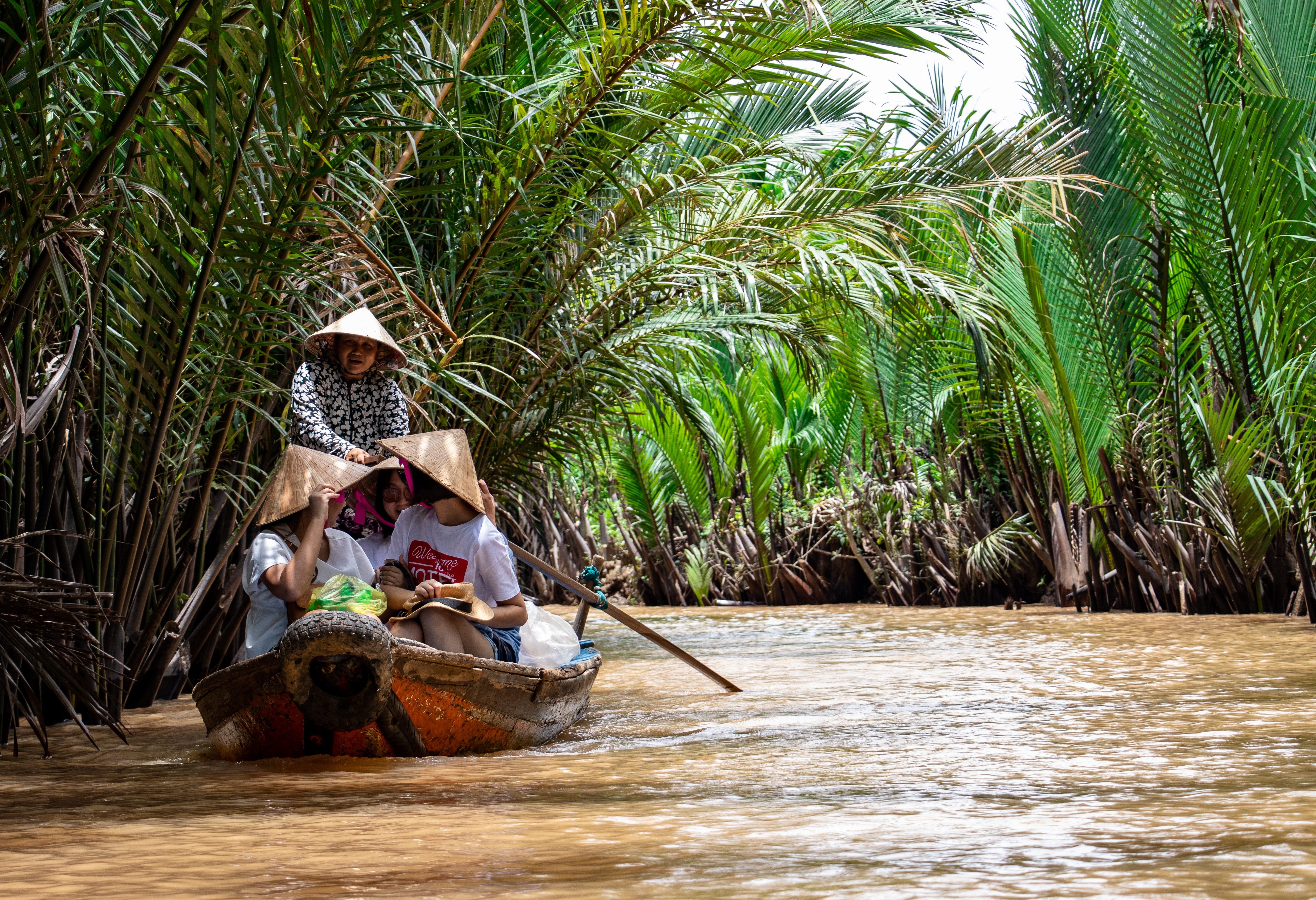 Per roeibootje varen door de kanaaltjes van de Mekong Delta in Vietnam