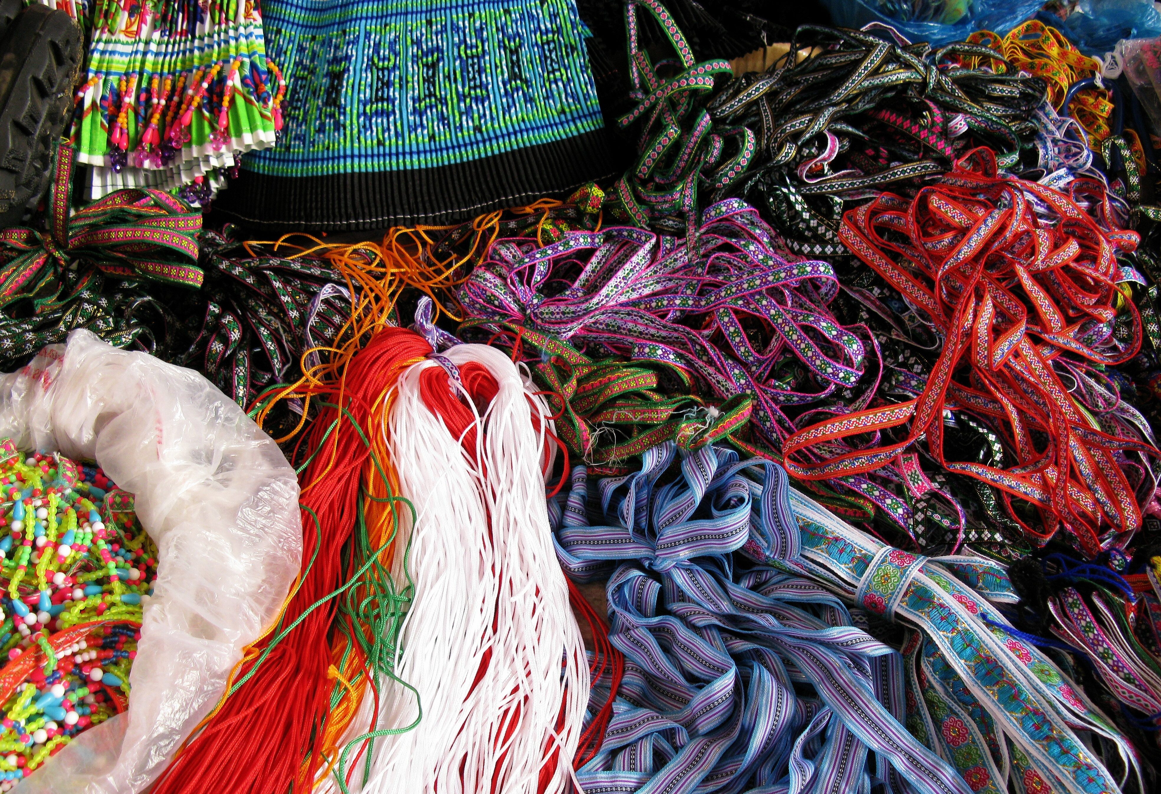 Stoffen en fournituren op de lokale markt in de regio van Sapa, Vietnam