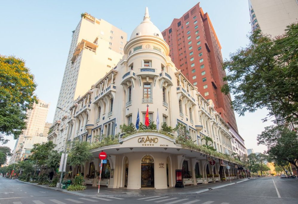 Buitenkant van het iconische Grand Hotel Saigon in Ho Chi Minh Stad, Vietnam