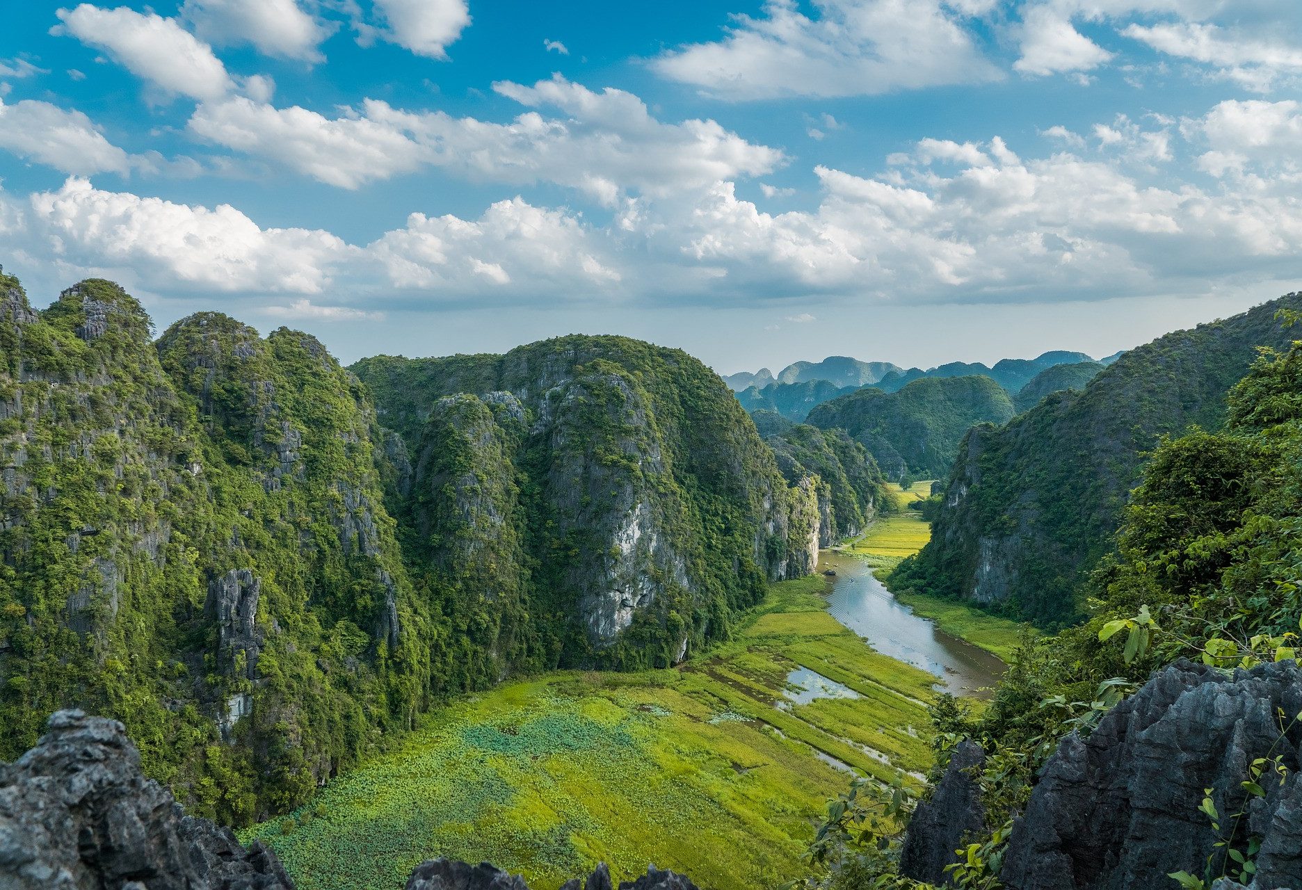 Uitzicht over de droge Halong Bay in de regio Ninh Binh, Vietnam