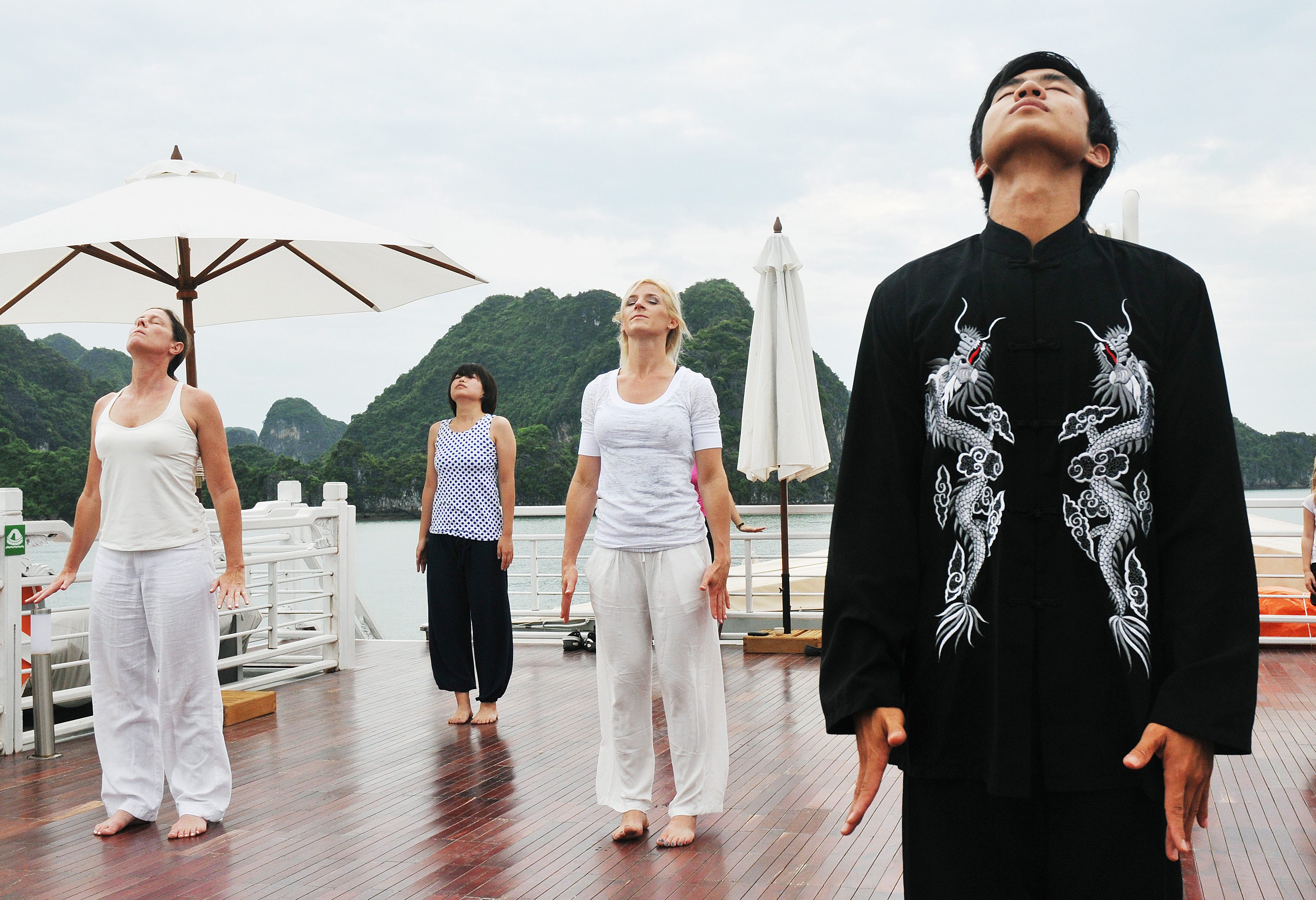 Tai Chi op de Bhaya Classic Cruise in Halong Bay, Vietnam