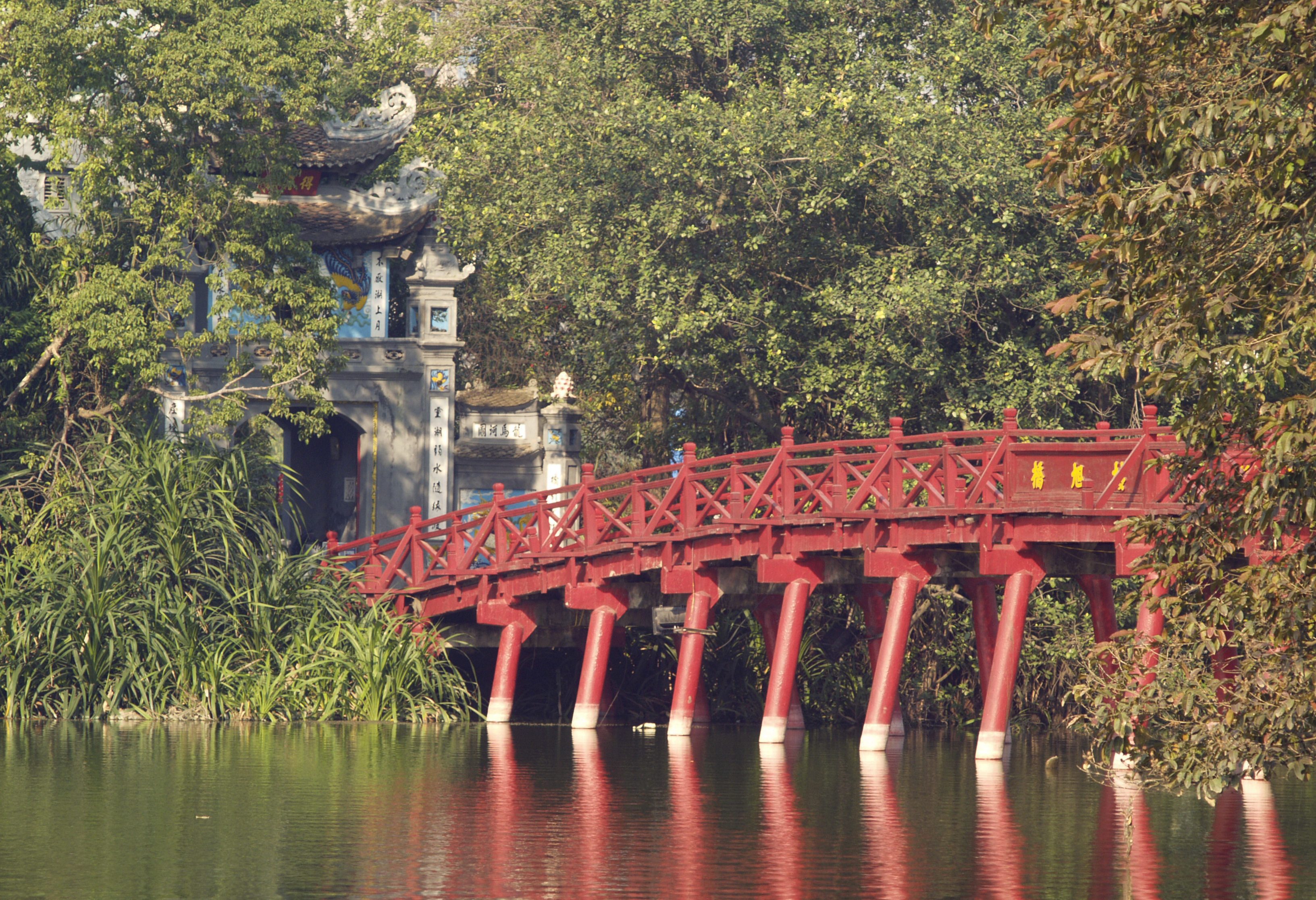 De rode brug bij het Hoan Kiem meer in Hanoi, Vietnam