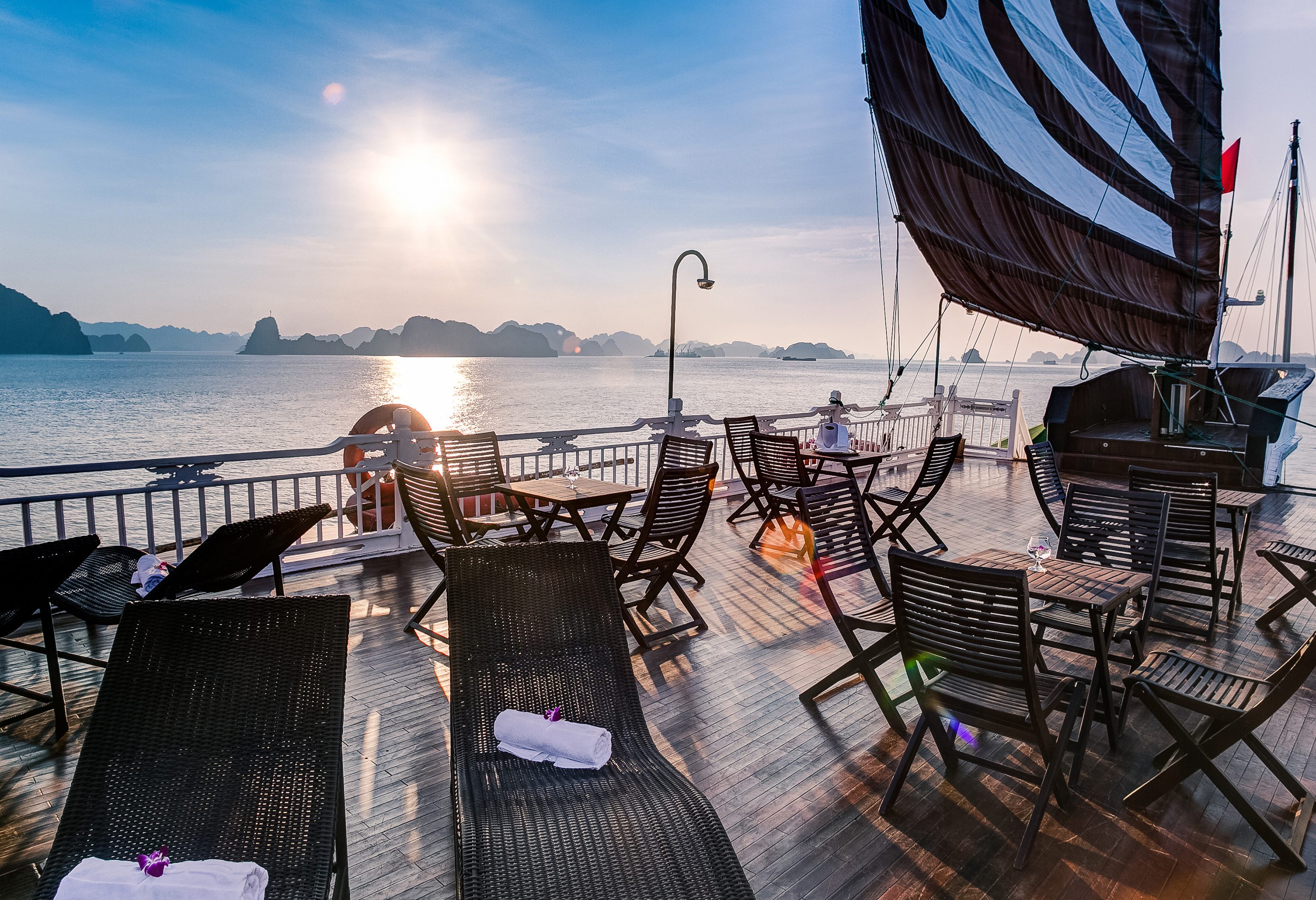 Het dek van de Bhaya Classic Cruise in Halong Bay, Vietnam