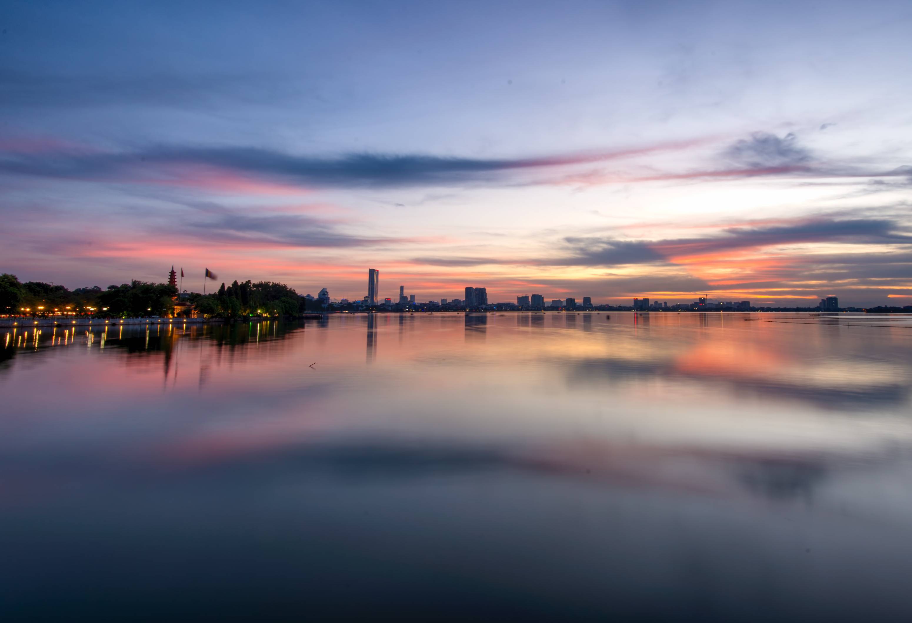 West Lake bij zonsondergang in Hanoi, Vietnam