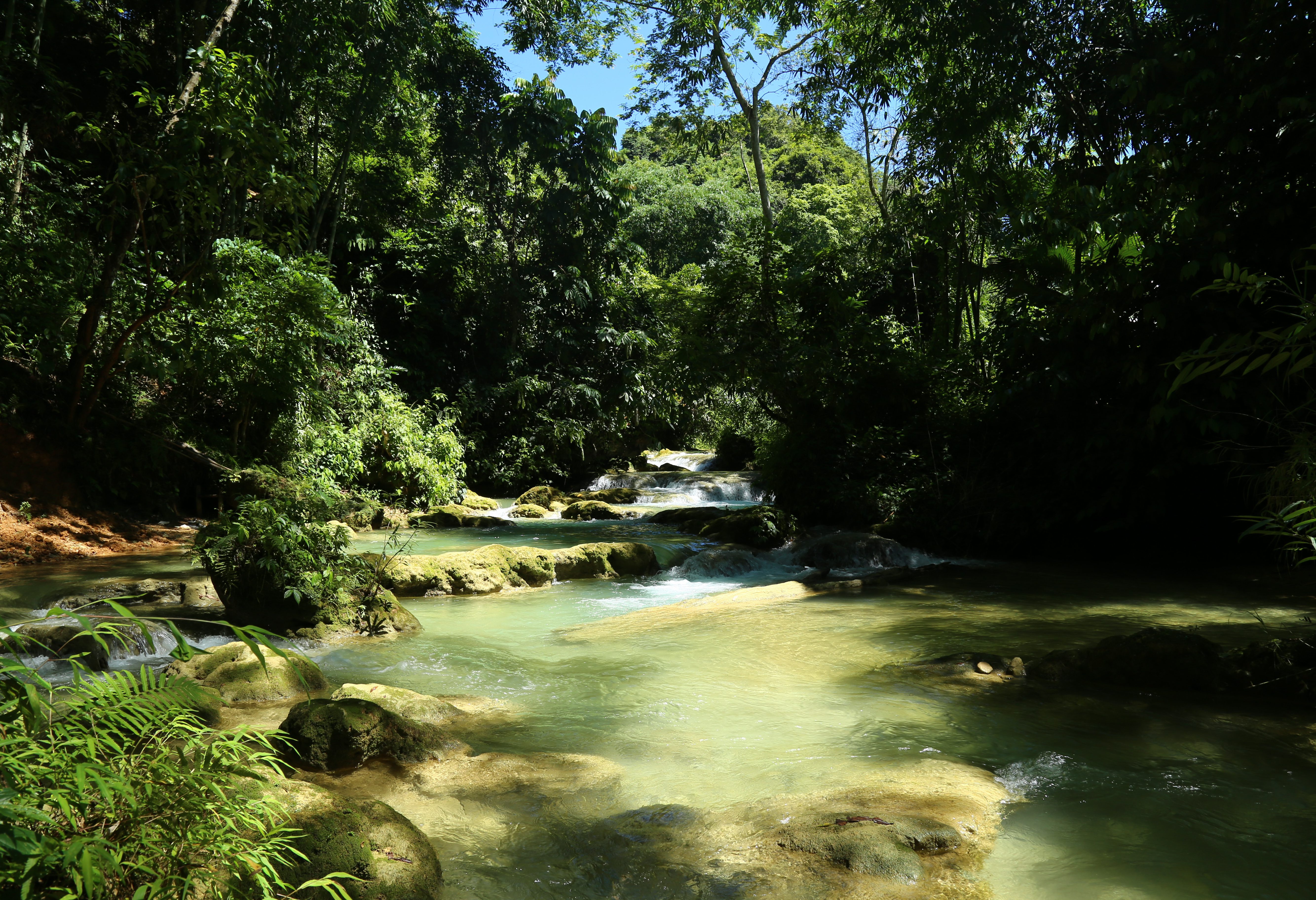 Suoi Mu waterval in het Ngoc Son Ngo Luang Nature Reserve in Vietnam