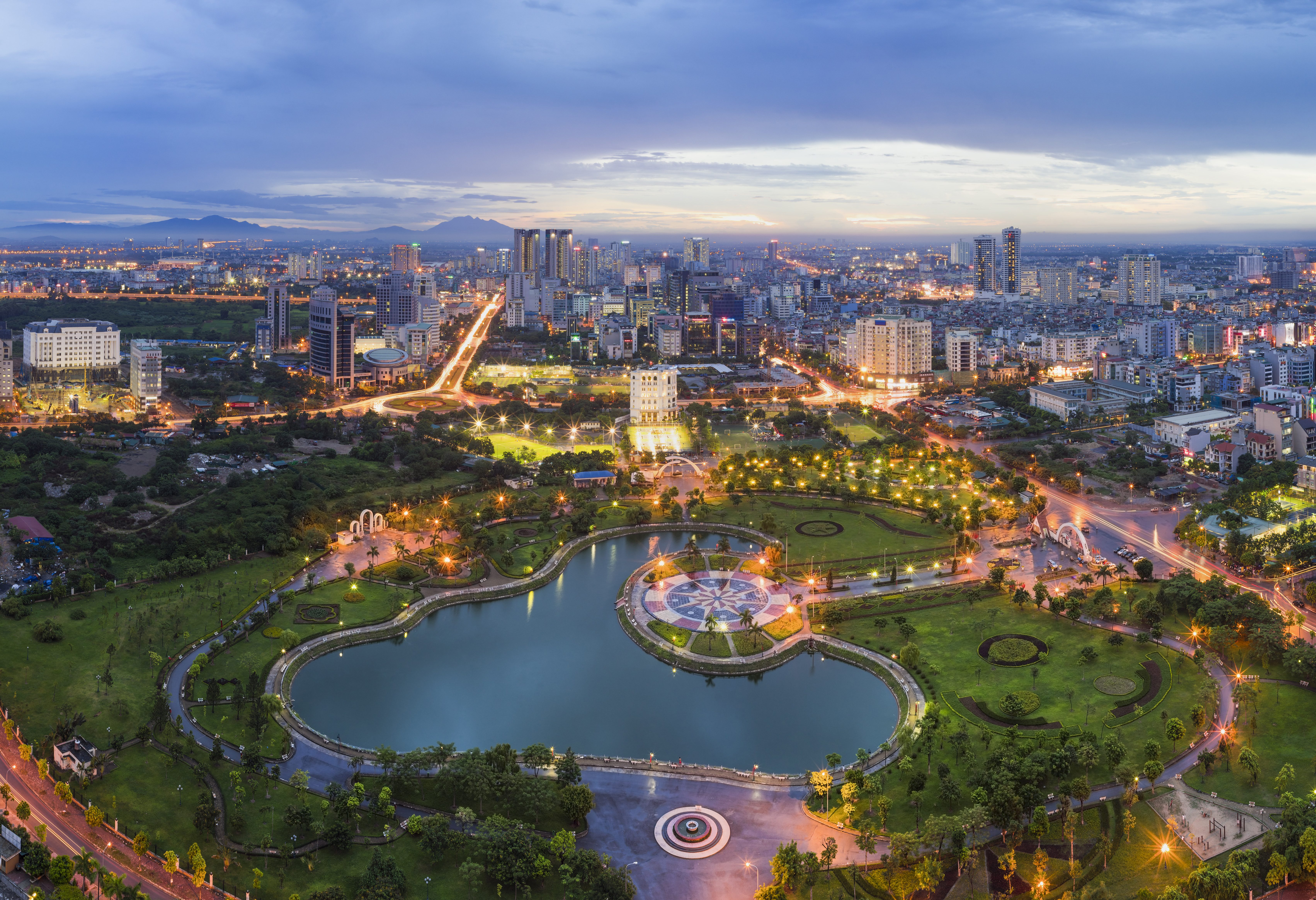 Uitzicht over Hanoi bij zonsondergang in Vietnam