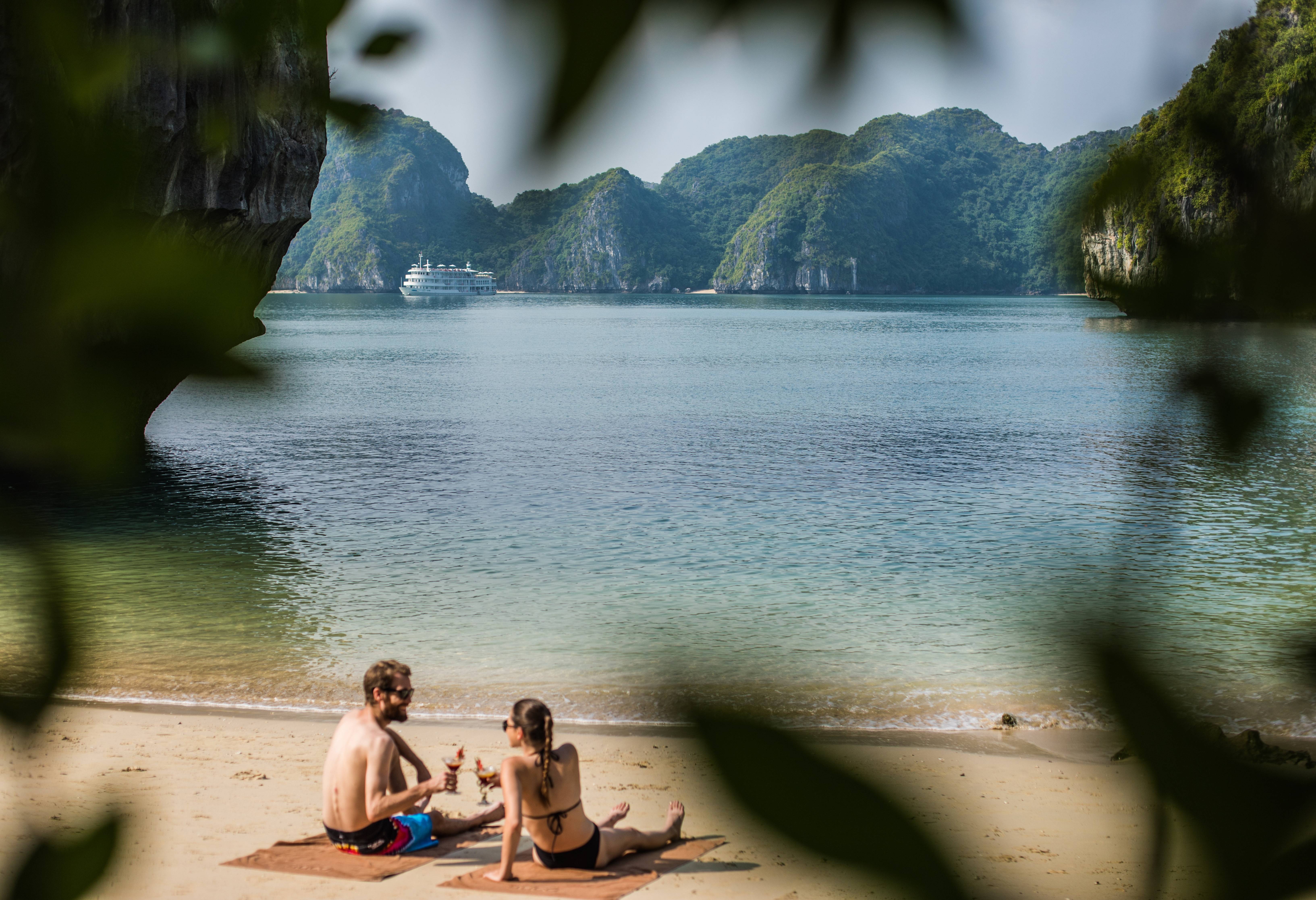 Genieten op een strandje tijdens de Bhaya Classic Cruise in Halong Bay, Vietnam