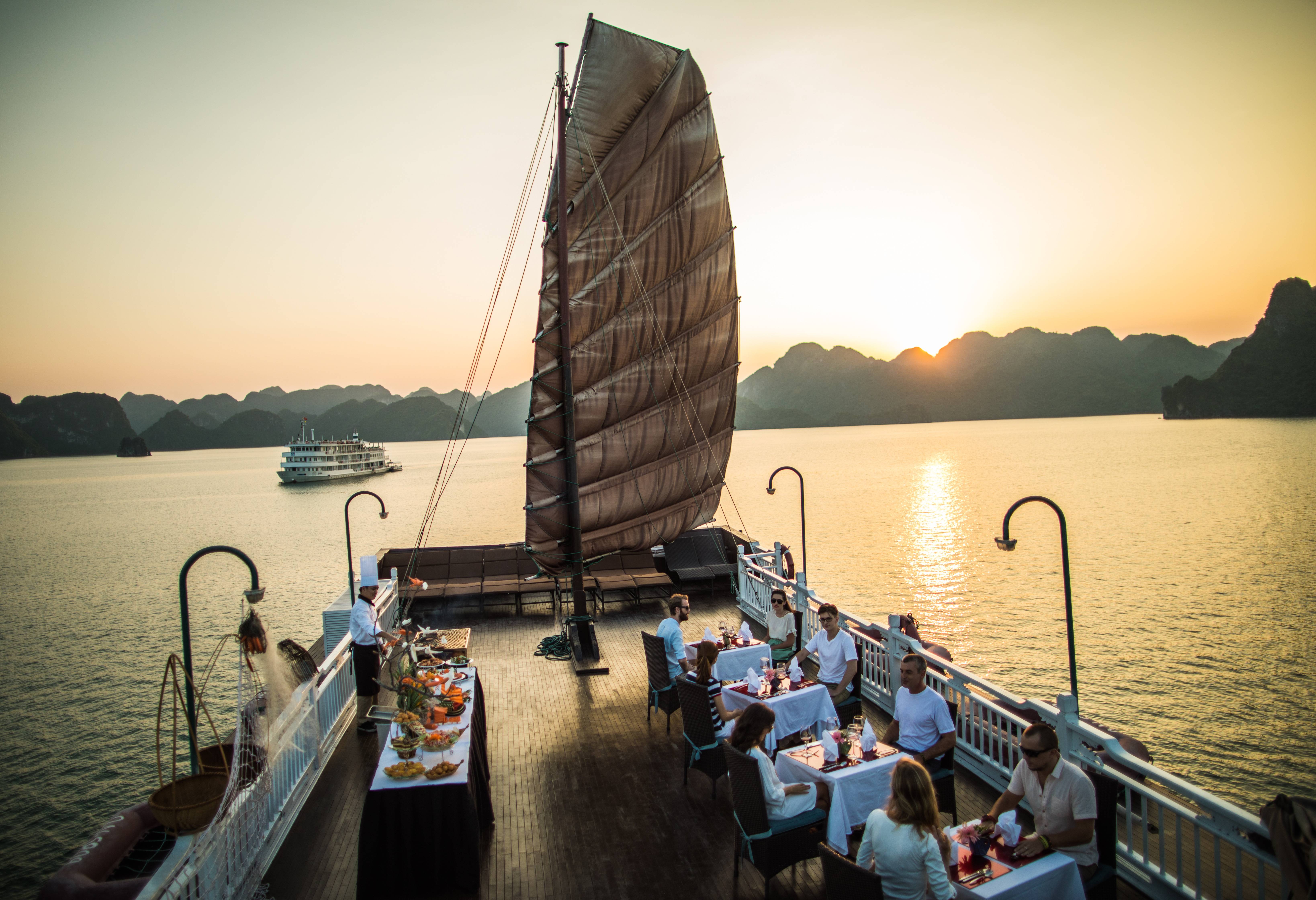 Diner op dek van de Bhaya Classic Cruise in Halong Bay, Vietnam