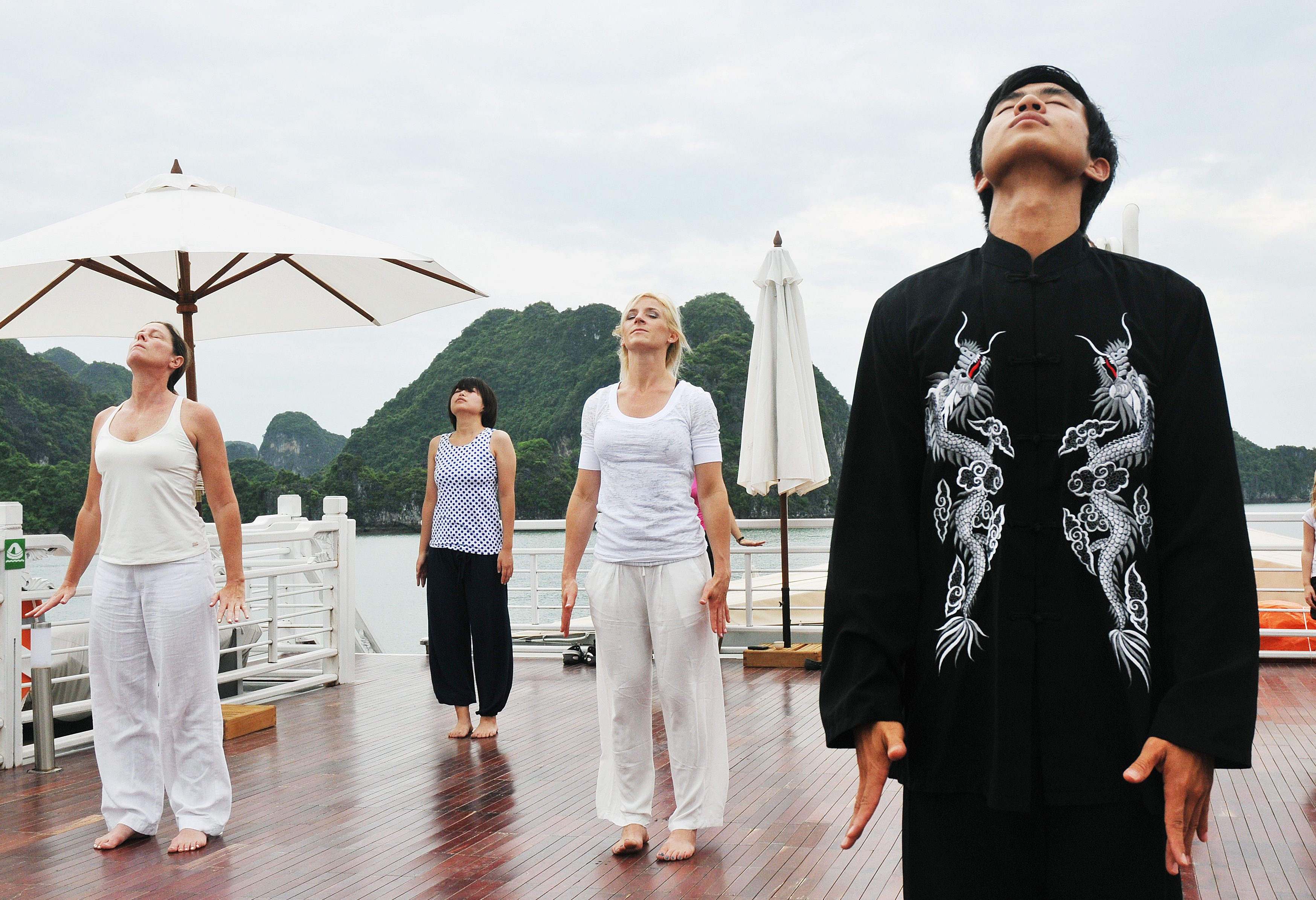 Tai Chi in de vroege ochtend op de Bhaya Classic Cruise in Halong Bay, Vietnam