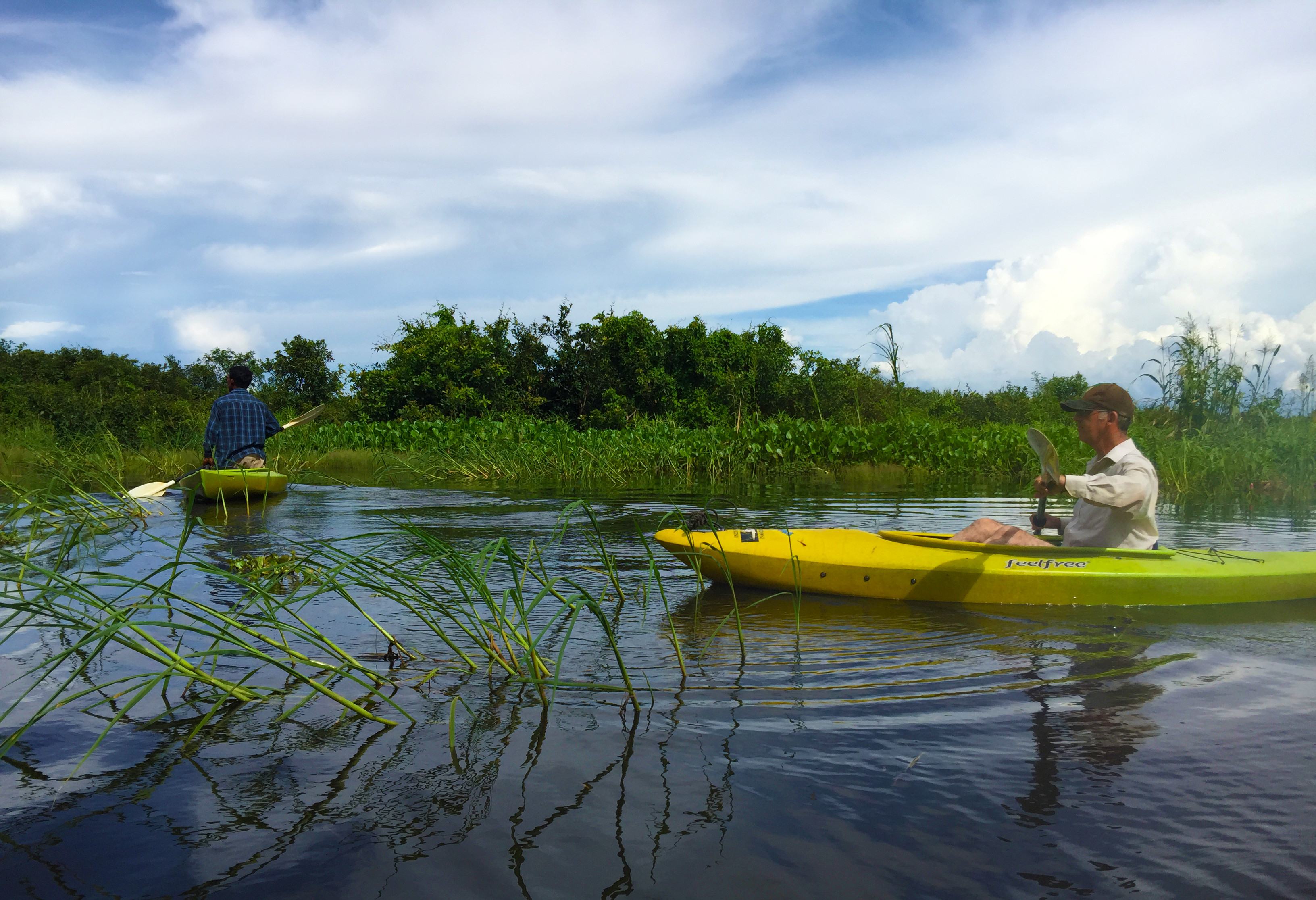 Kajakken op het Tonle Sap meer in de regio Siem Reap in Cambodja