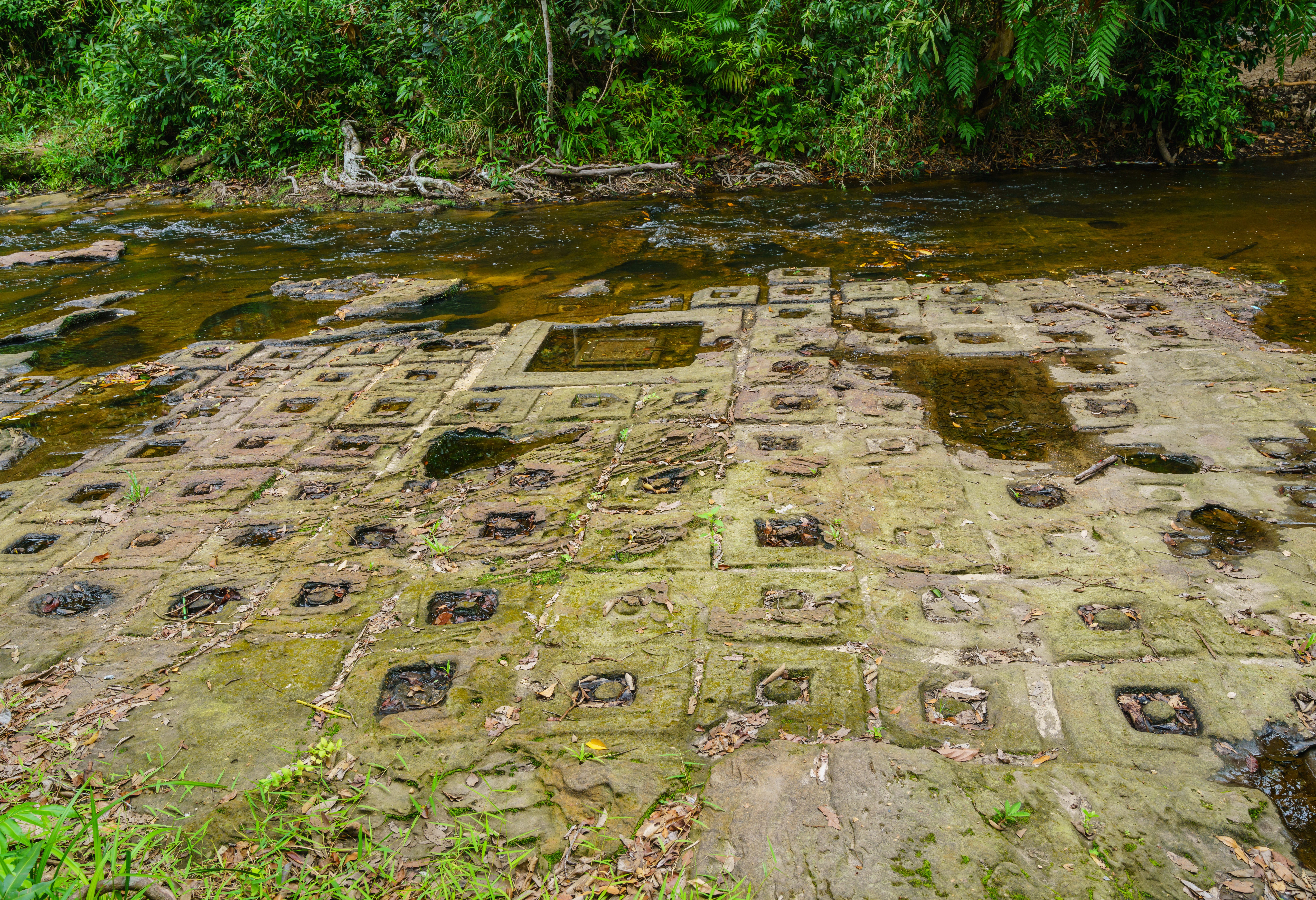 Rivier van de duizend linga's in het Phnom Kulen National Park in Cambodja