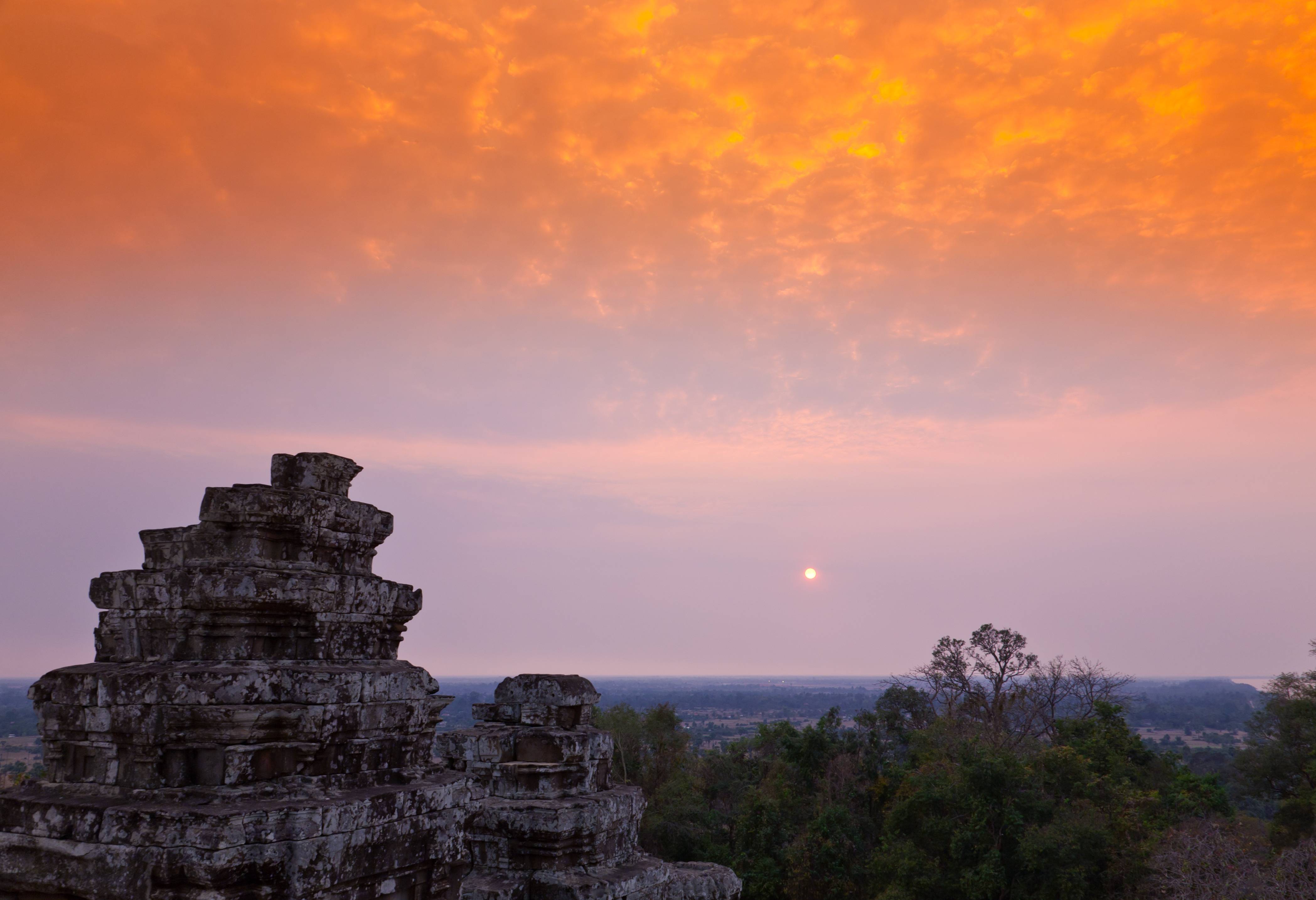 Zonsondergang over het Angkor tempelcomplex in Cambodja