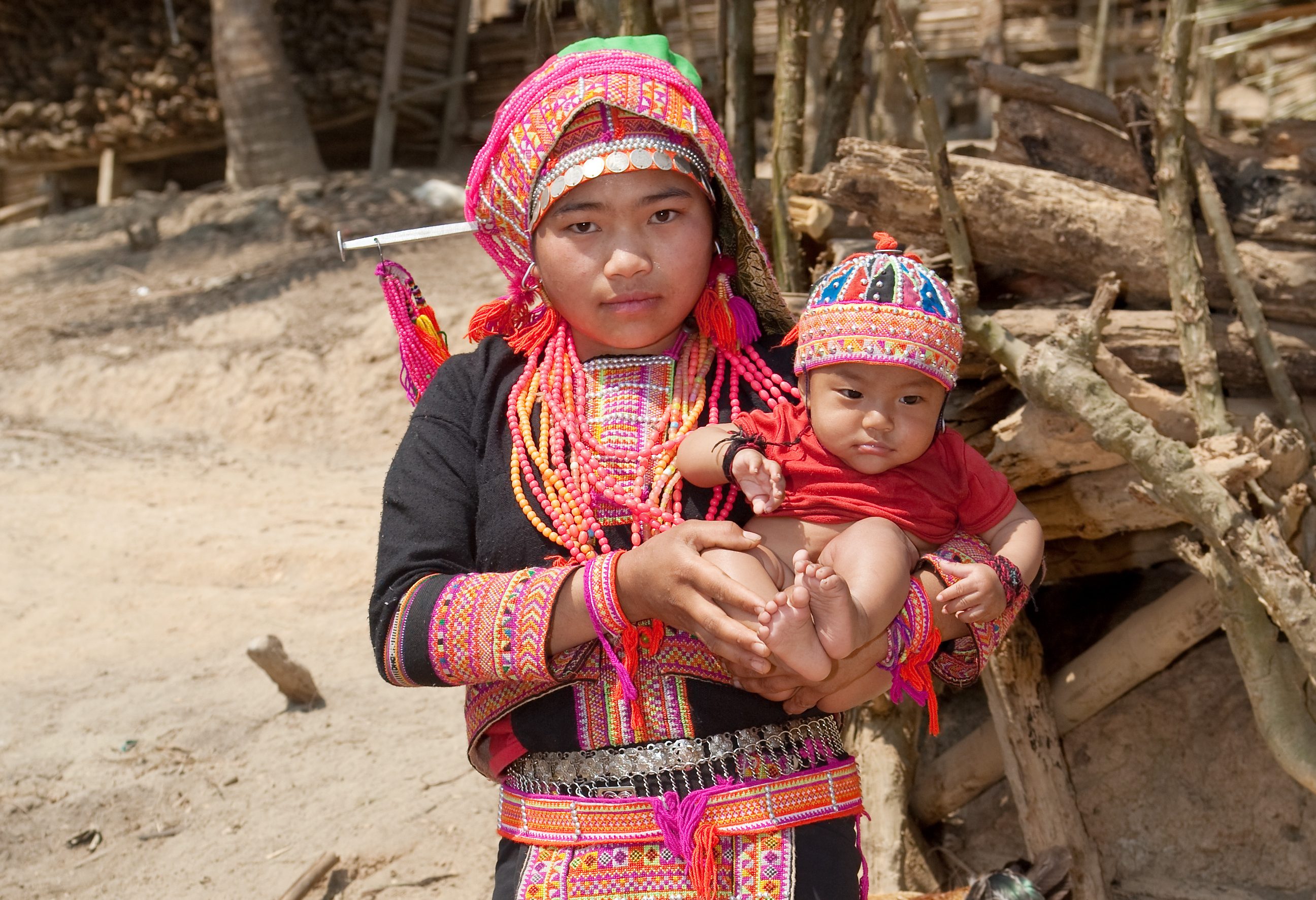 Vrouw met baby van het Akha volk in Laos