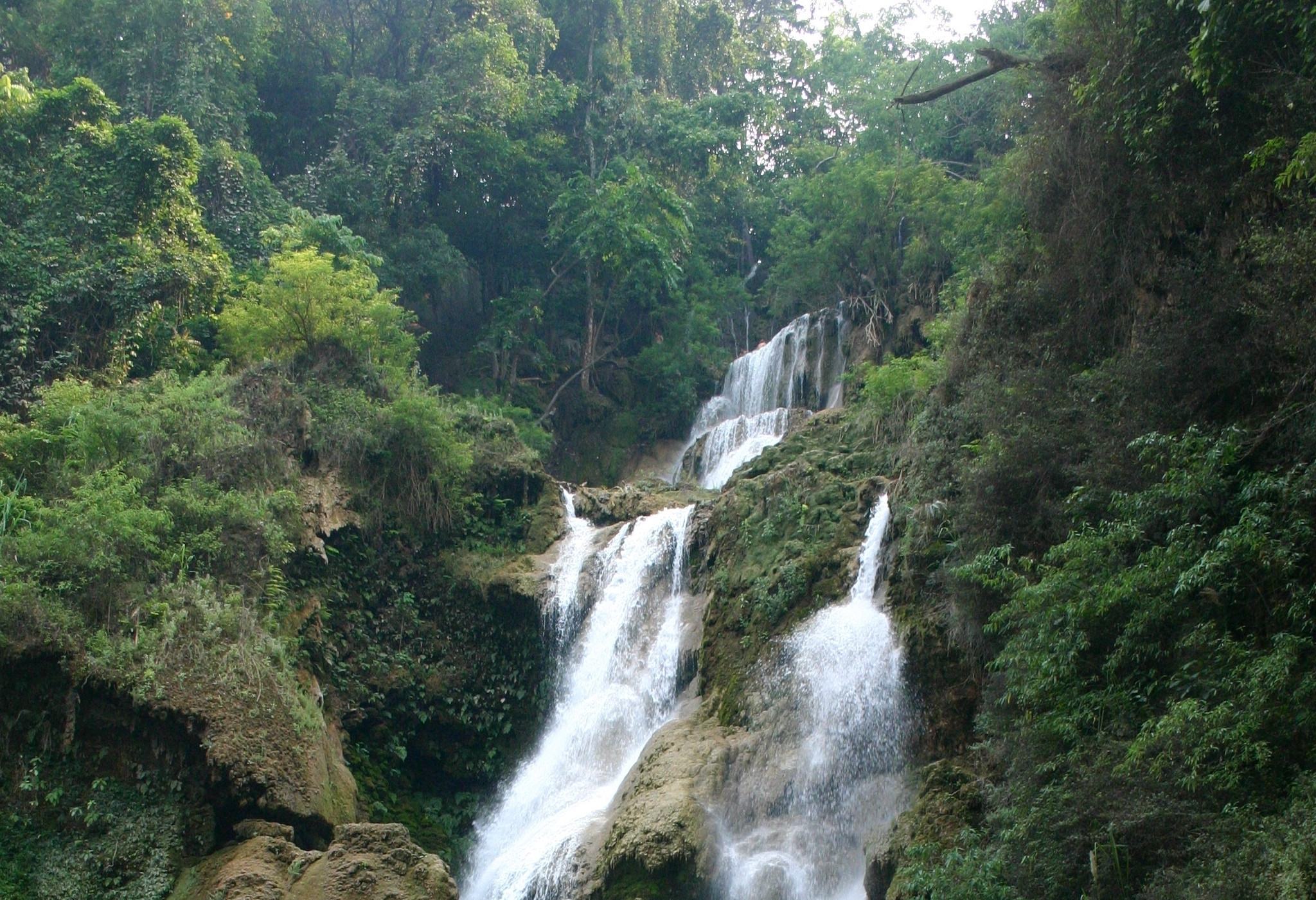 Waterval in de jungle van Laos