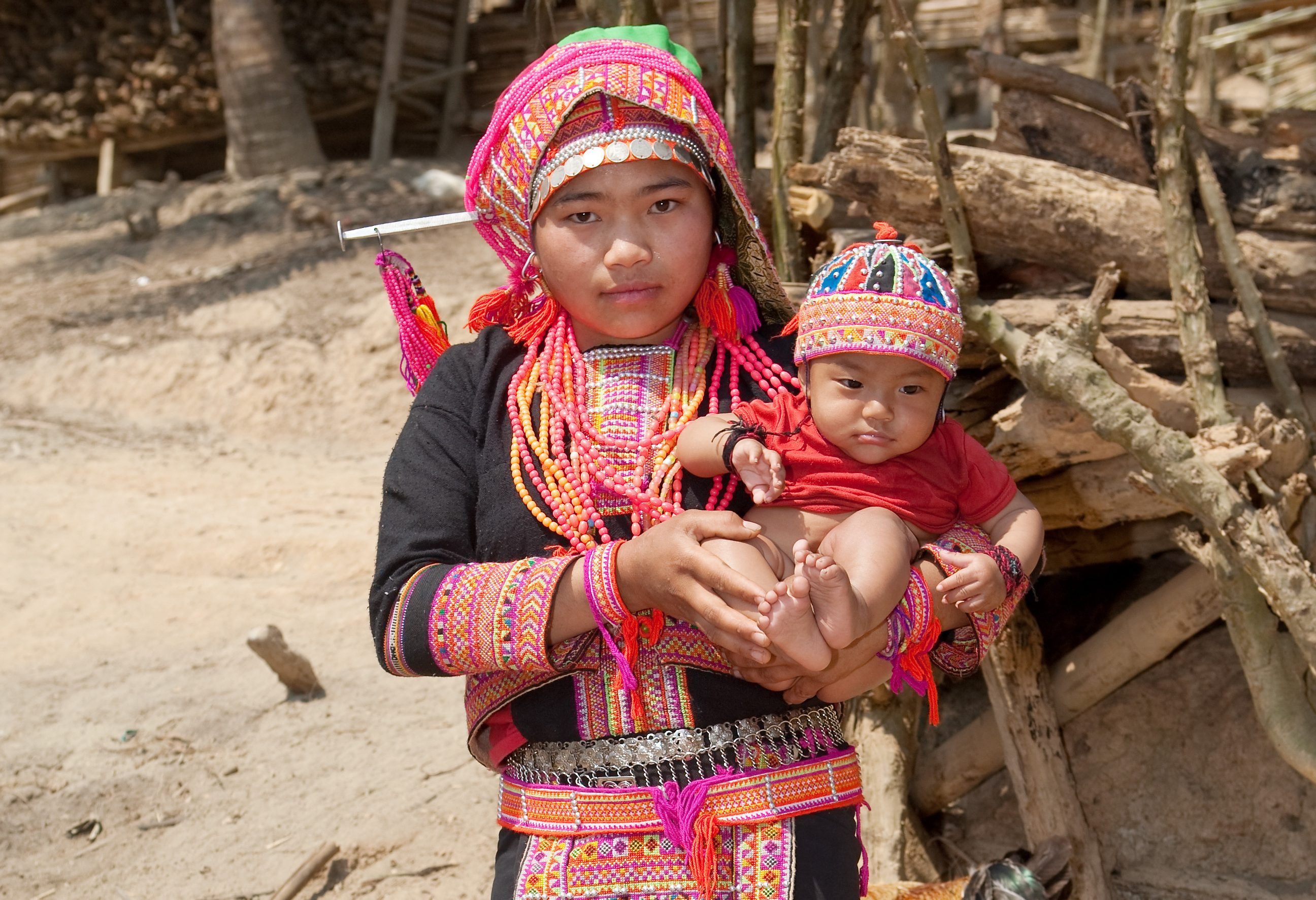 Vrouw en baby van het Akha volk in Laos
