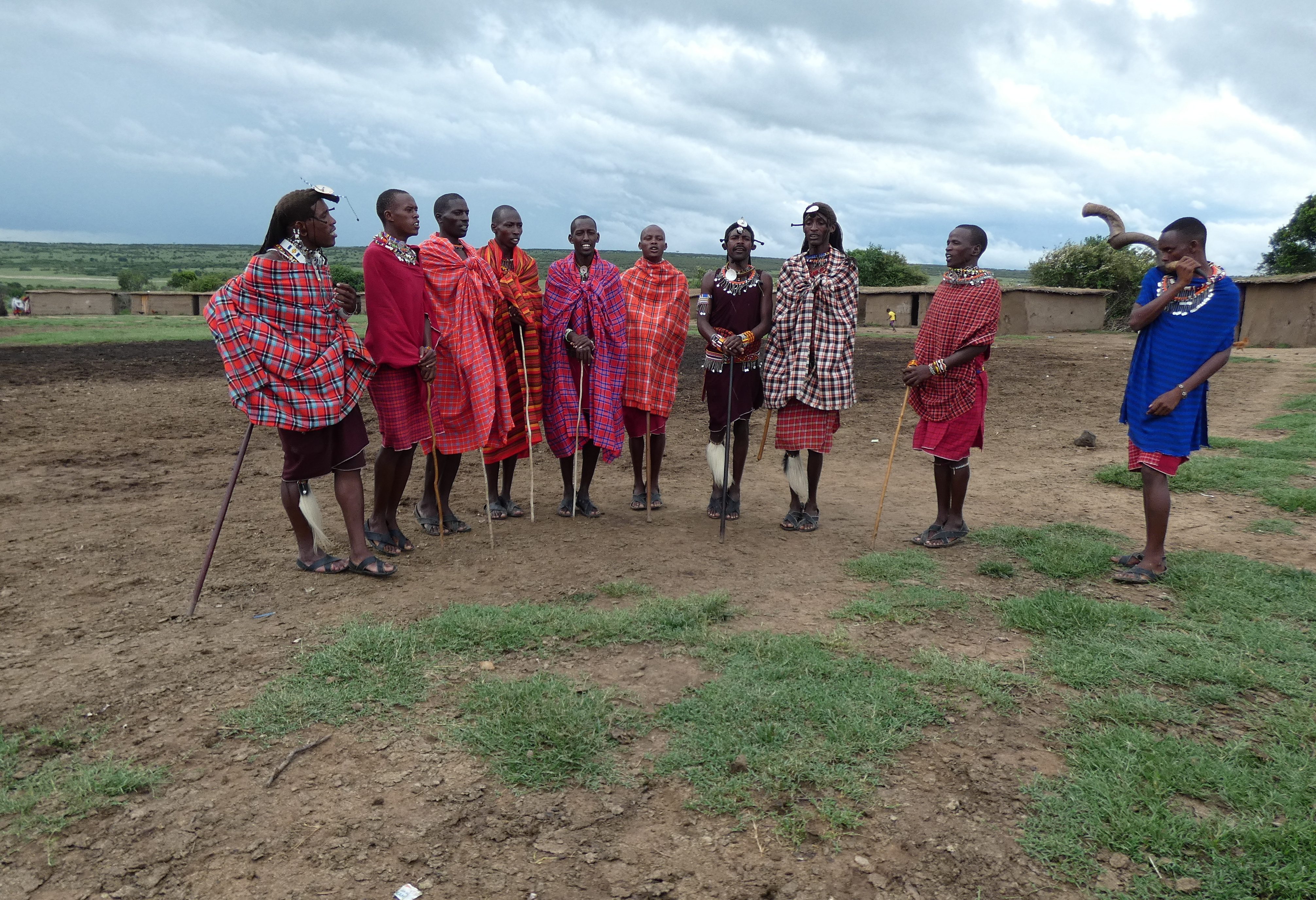 Traditionele dans Maasai in Maasai manyatta nabij Masai Mara in Kenia