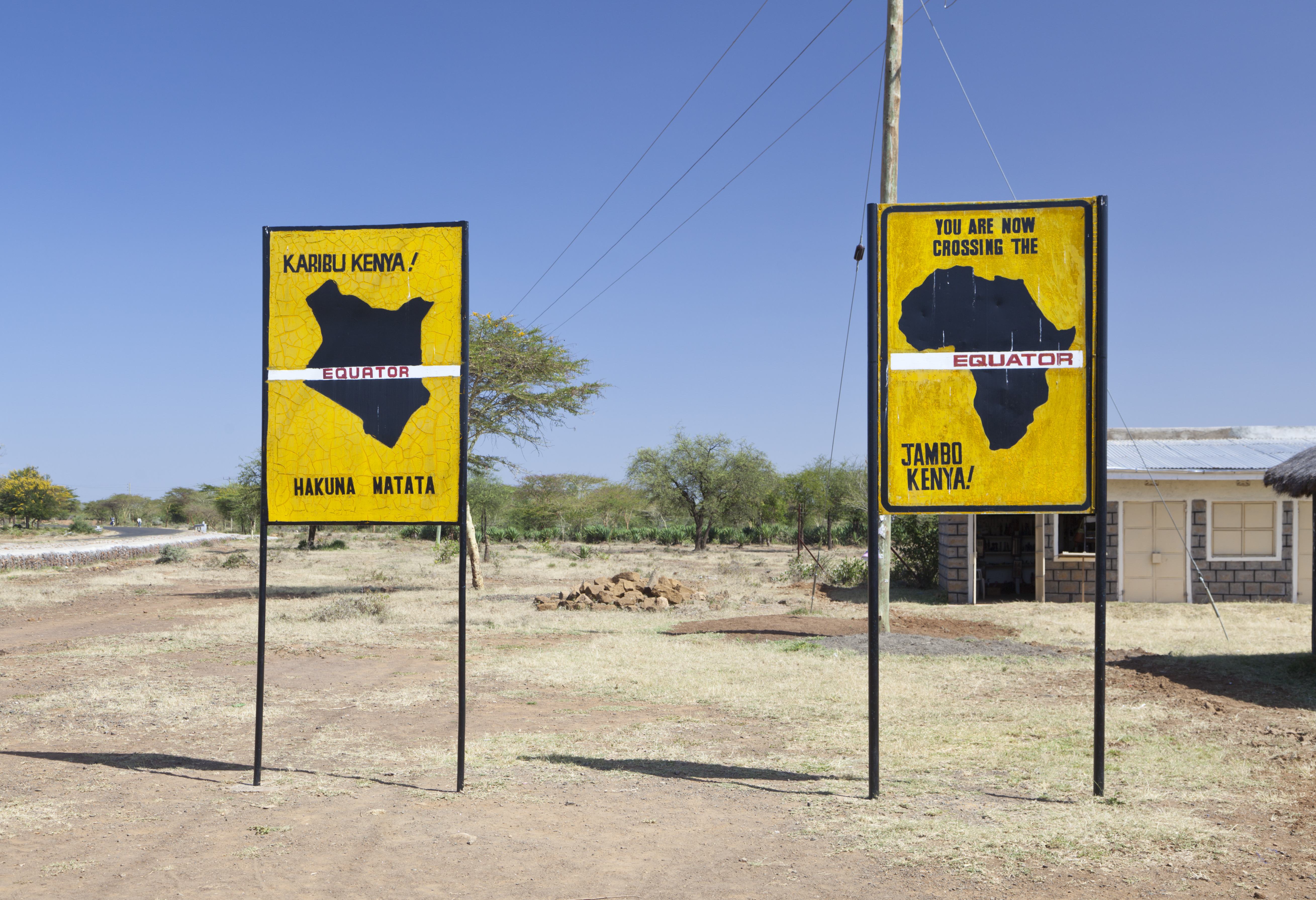Borden die het oversteken van de evenaar aangeven in Kenia