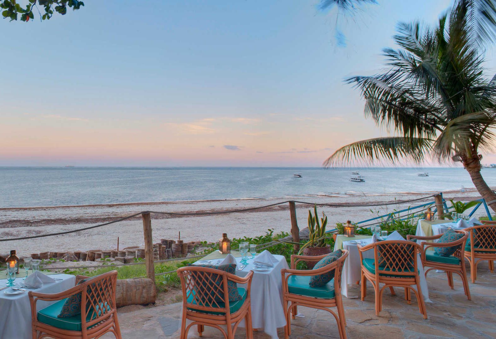 Strand bij het Sarova Whitesands Beach Resort in Bamburi Beach in Kenia