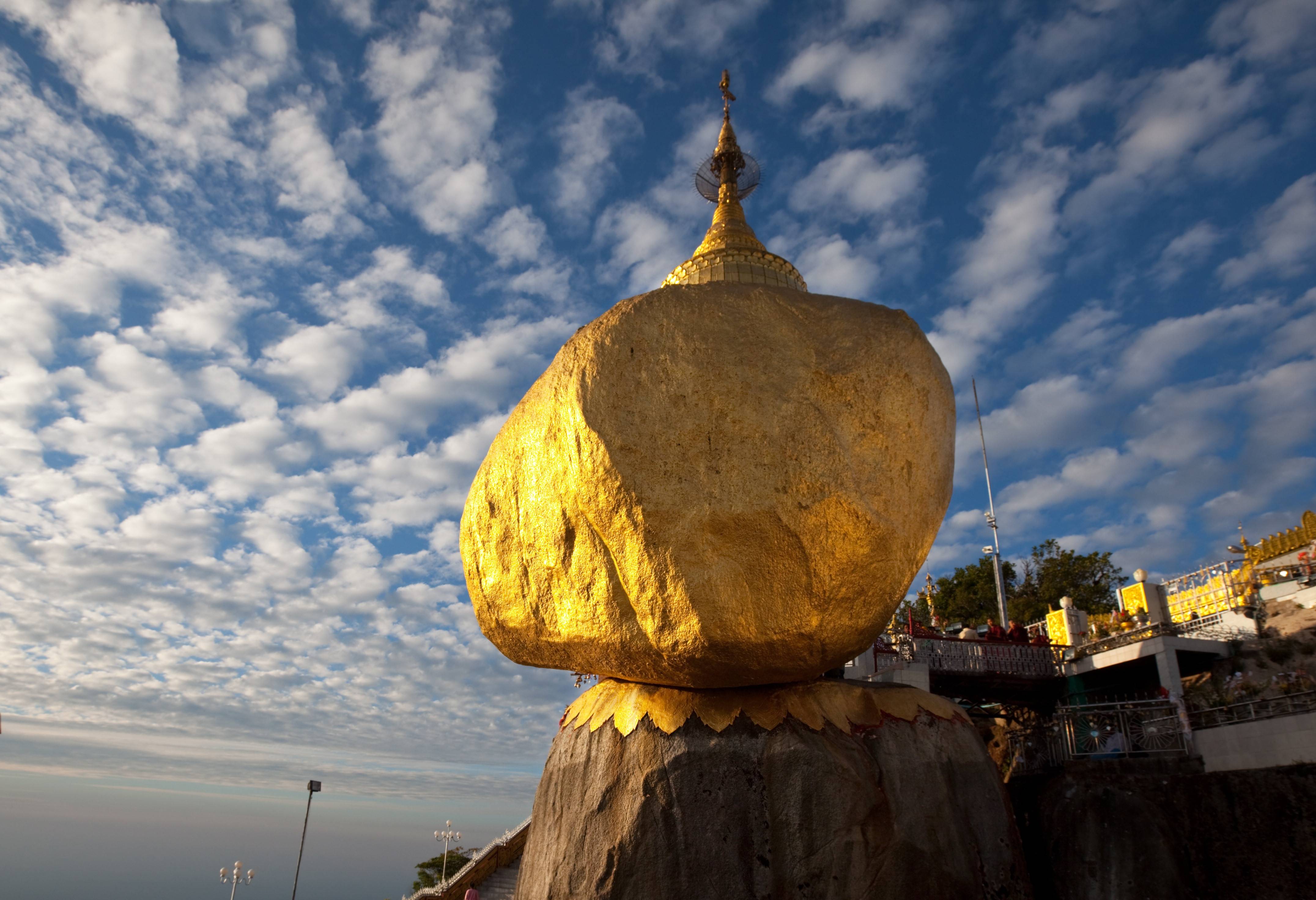 Gouden rots Mount Kyaikthiyo Myanmar
