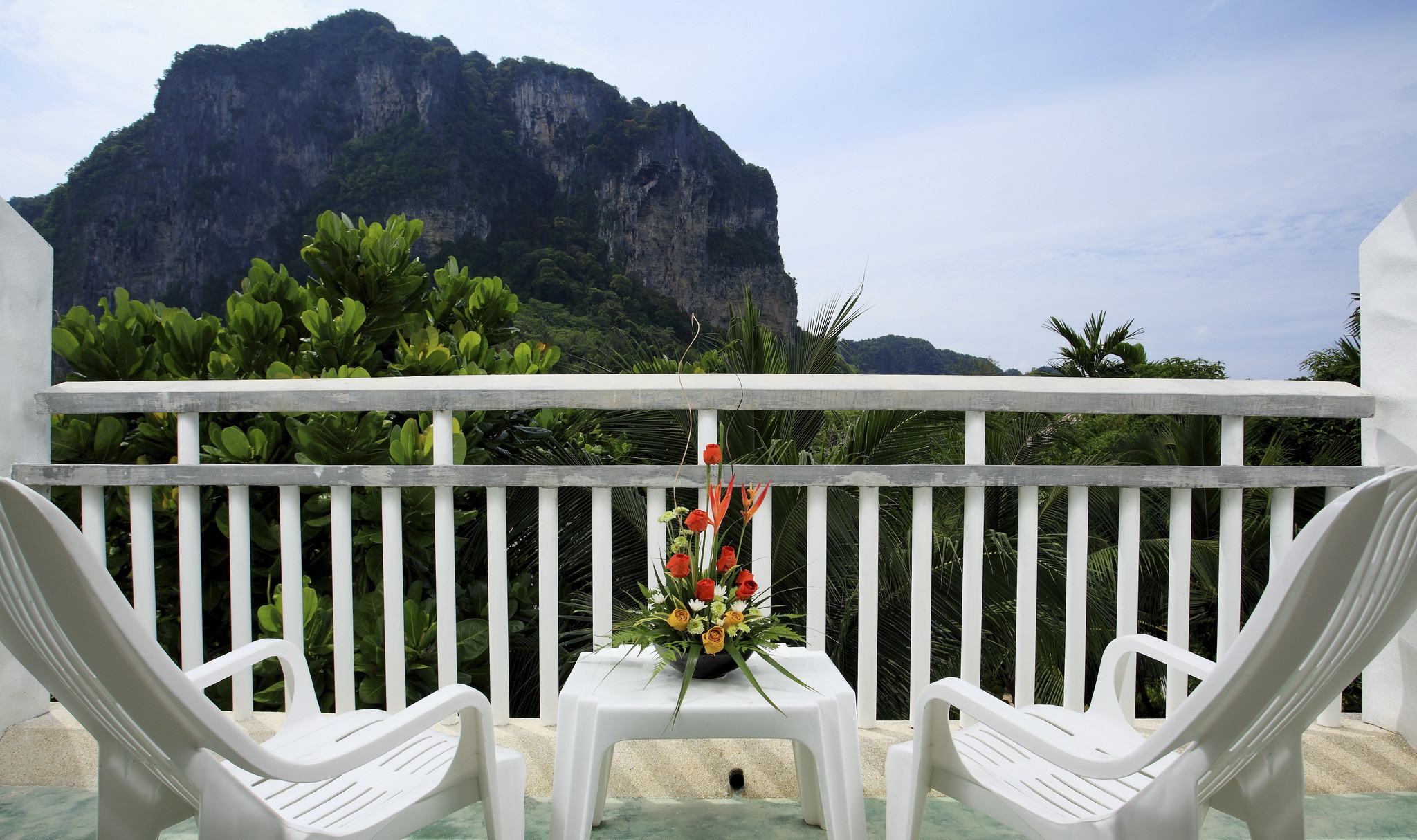 Balkon van de standaardkamer in het Peace Laguna in Krabi in Thailand