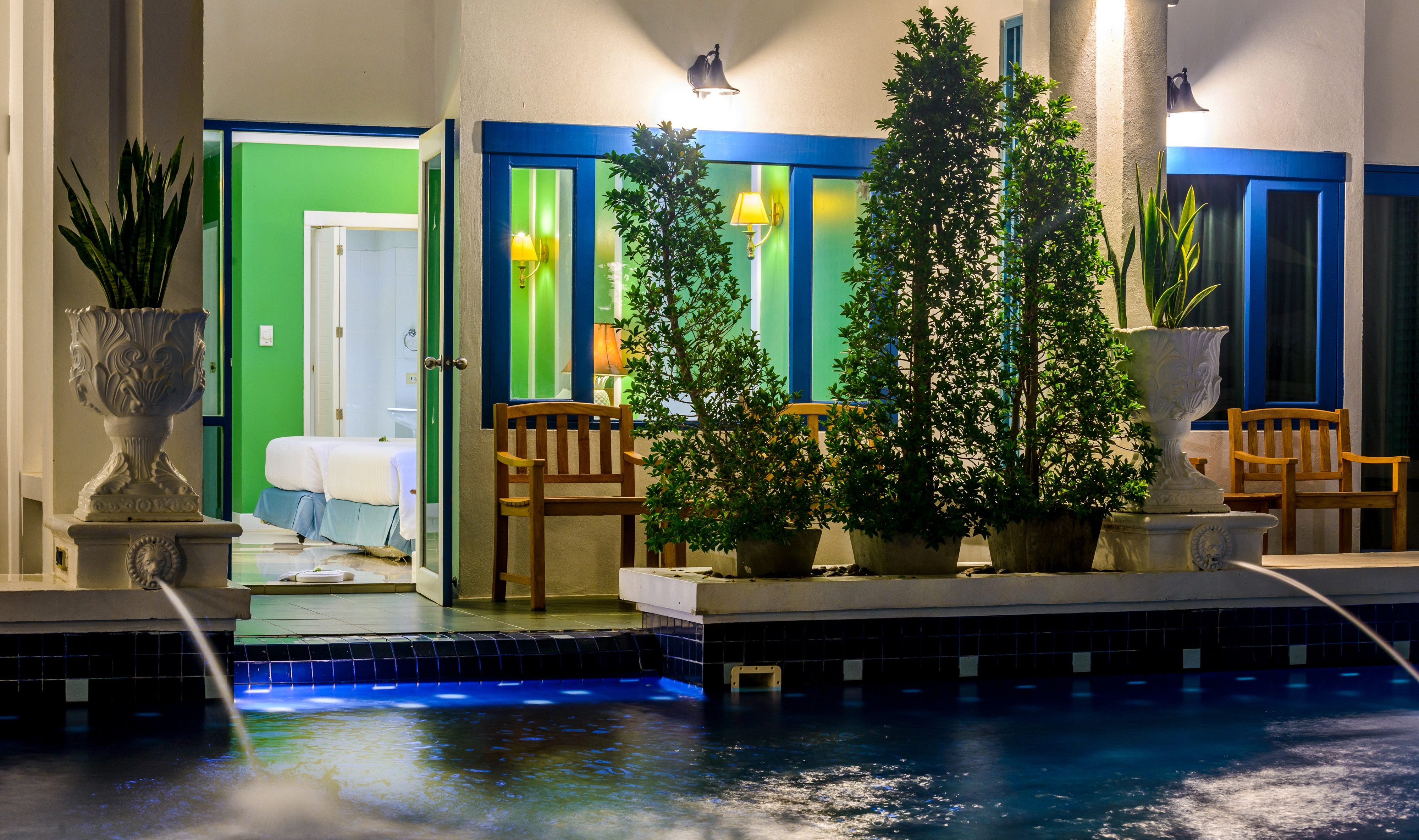 Toegang tot zwembad in de Superior Pool Access kamer in het Andaman Seaview Hotel in Phuket in Thailand