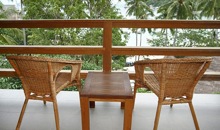 Balkon van de Sea Balcony kamer in The Beach Club op Koh Tao in Thailand