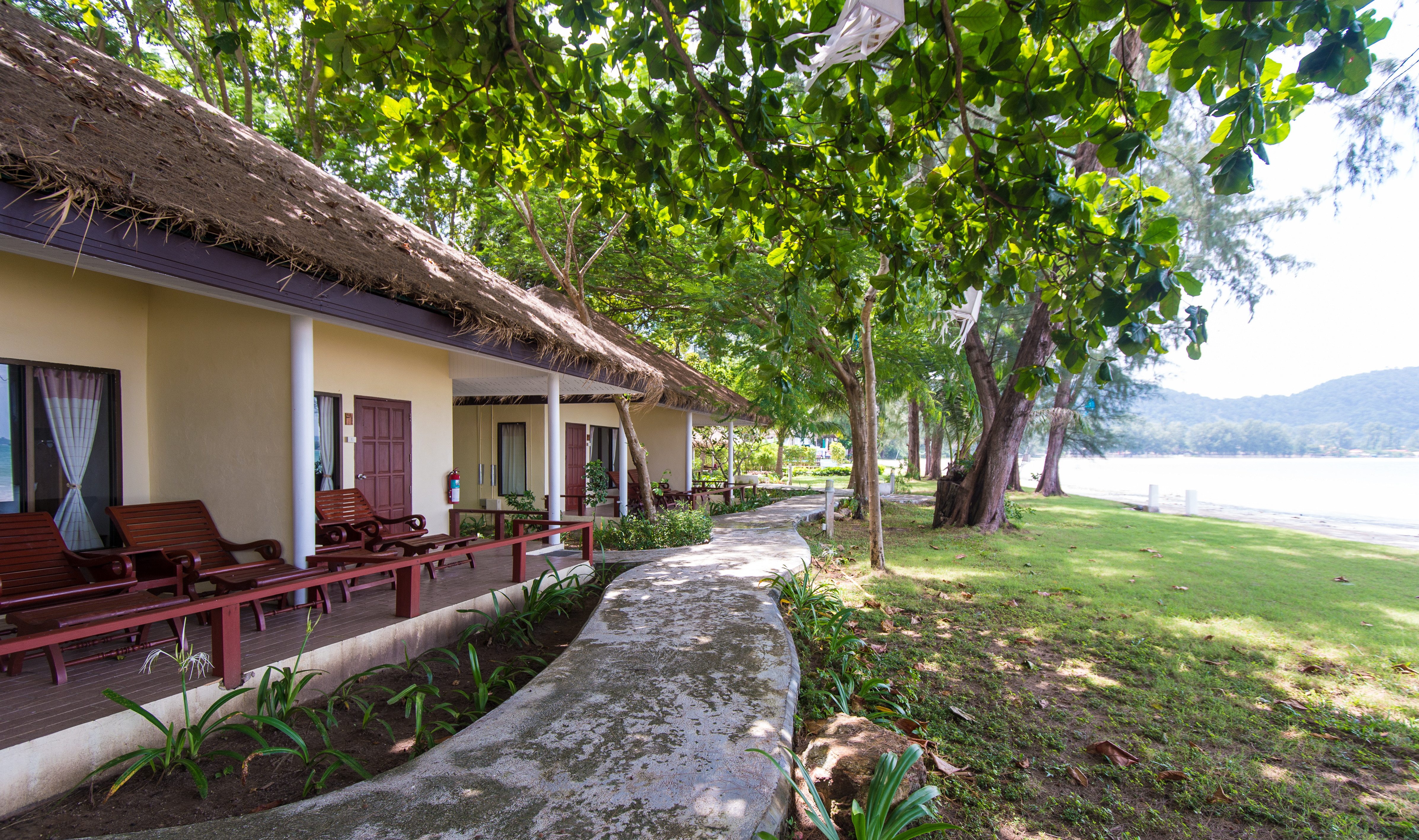Beachfront Bungalow buitenkant in het Twin Bay Resort op Koh Lanta in Thailand