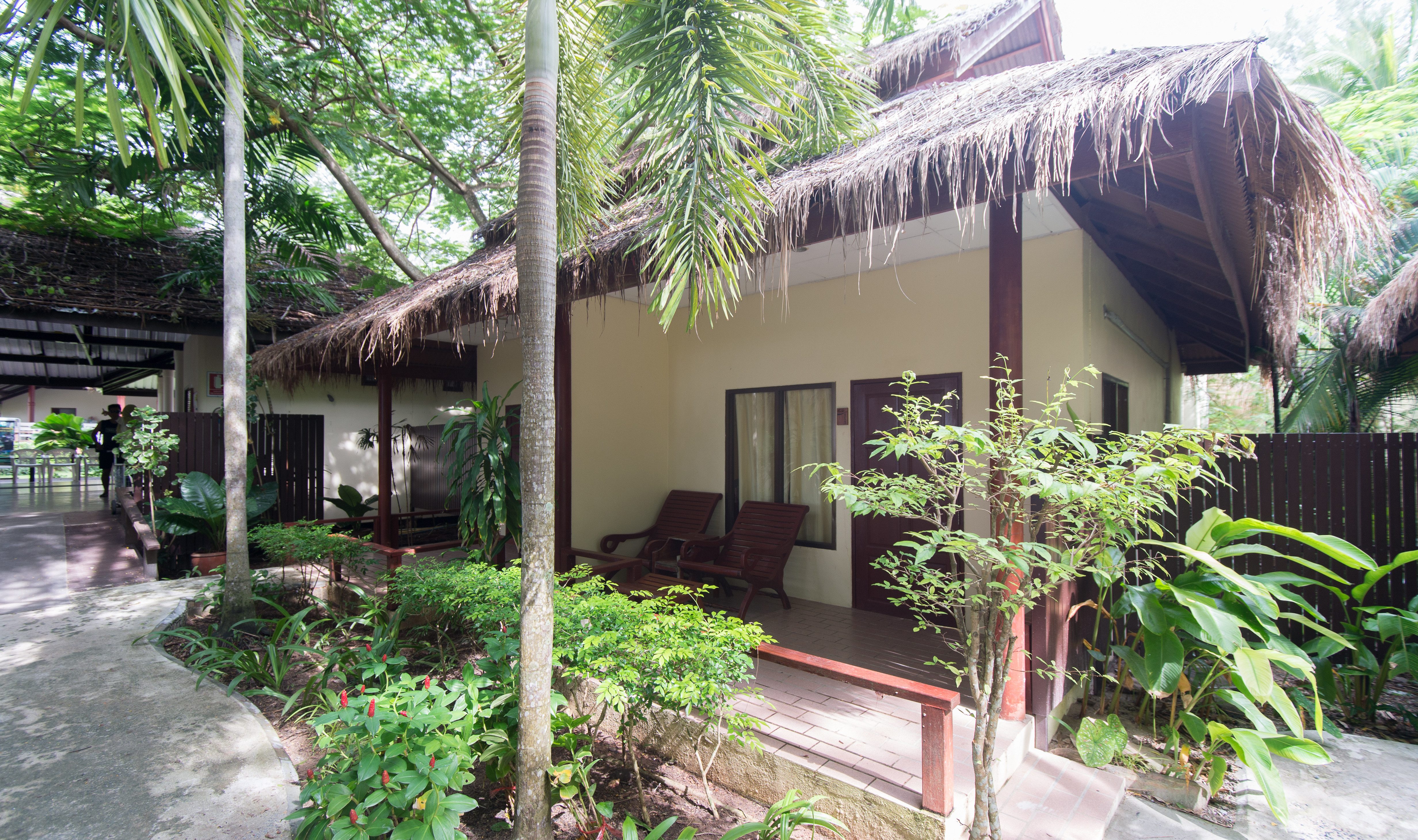Standaard Bungalow buitenkant in het Twin Bay Resort op Koh Lanta in Thailand