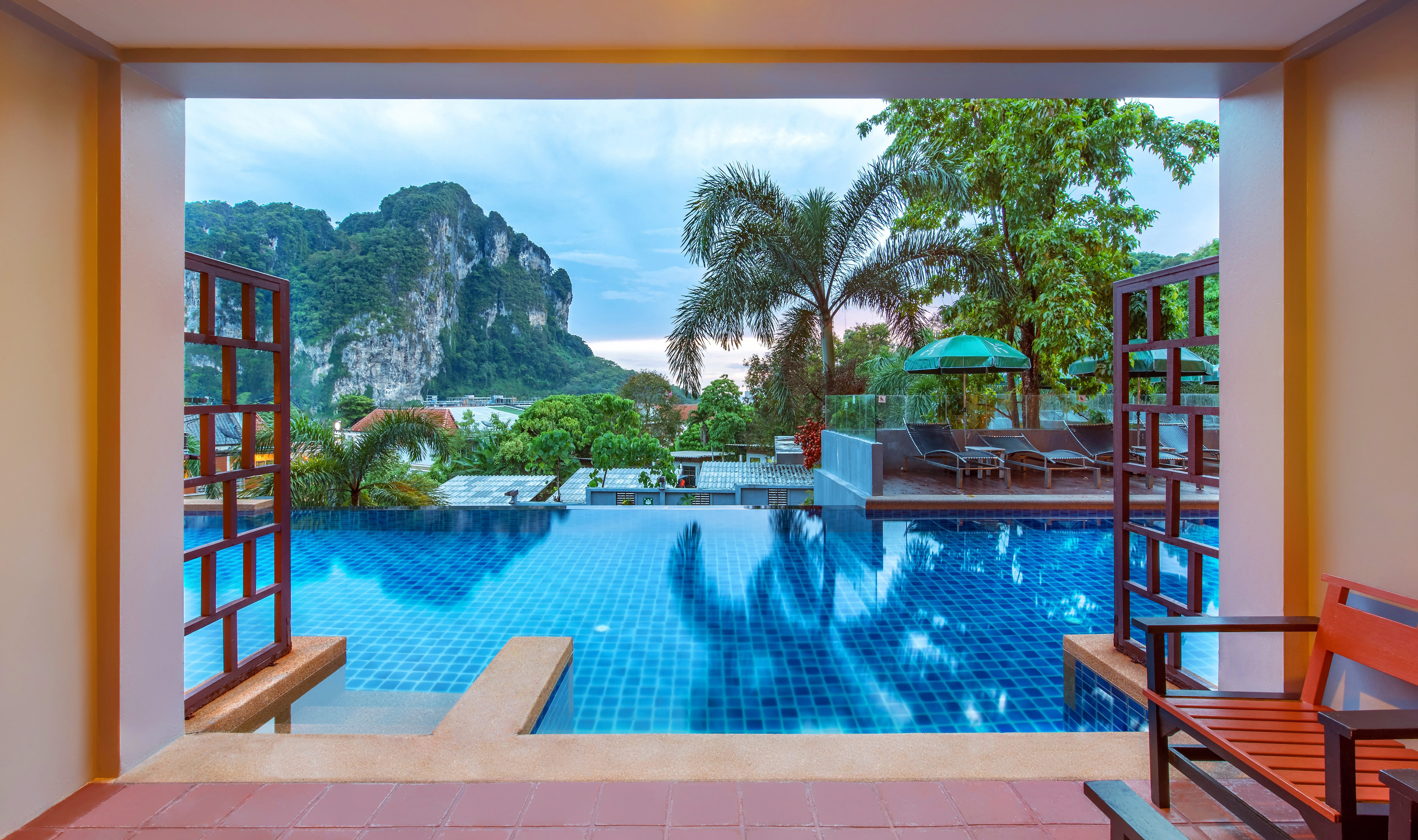 Deluxe Pool Access kamer terras in het Krabi Cha-Da Resort in Thailand
