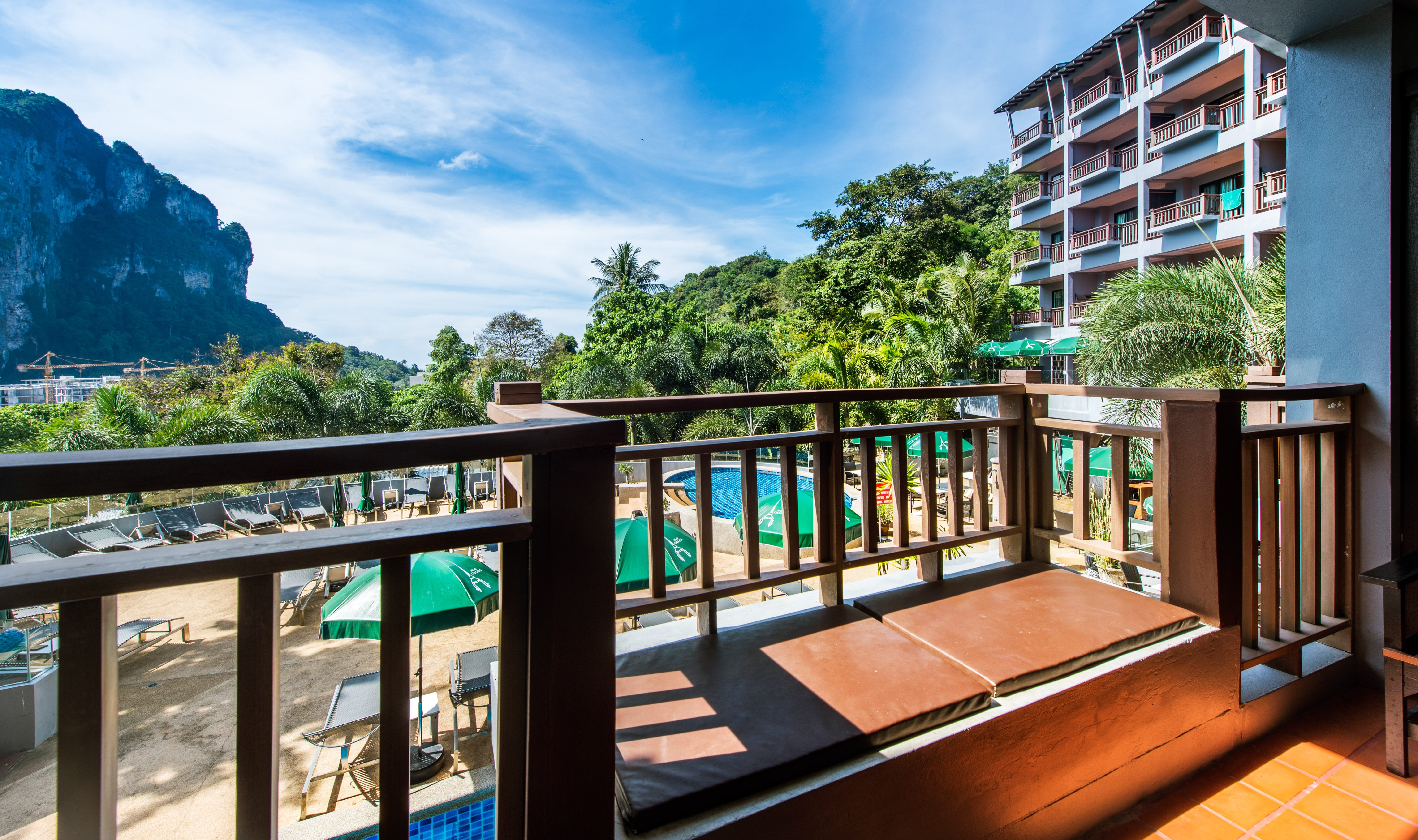 Deluxe Gardenview kamer balkon in het Krabi Cha-Da Resort in Thailand