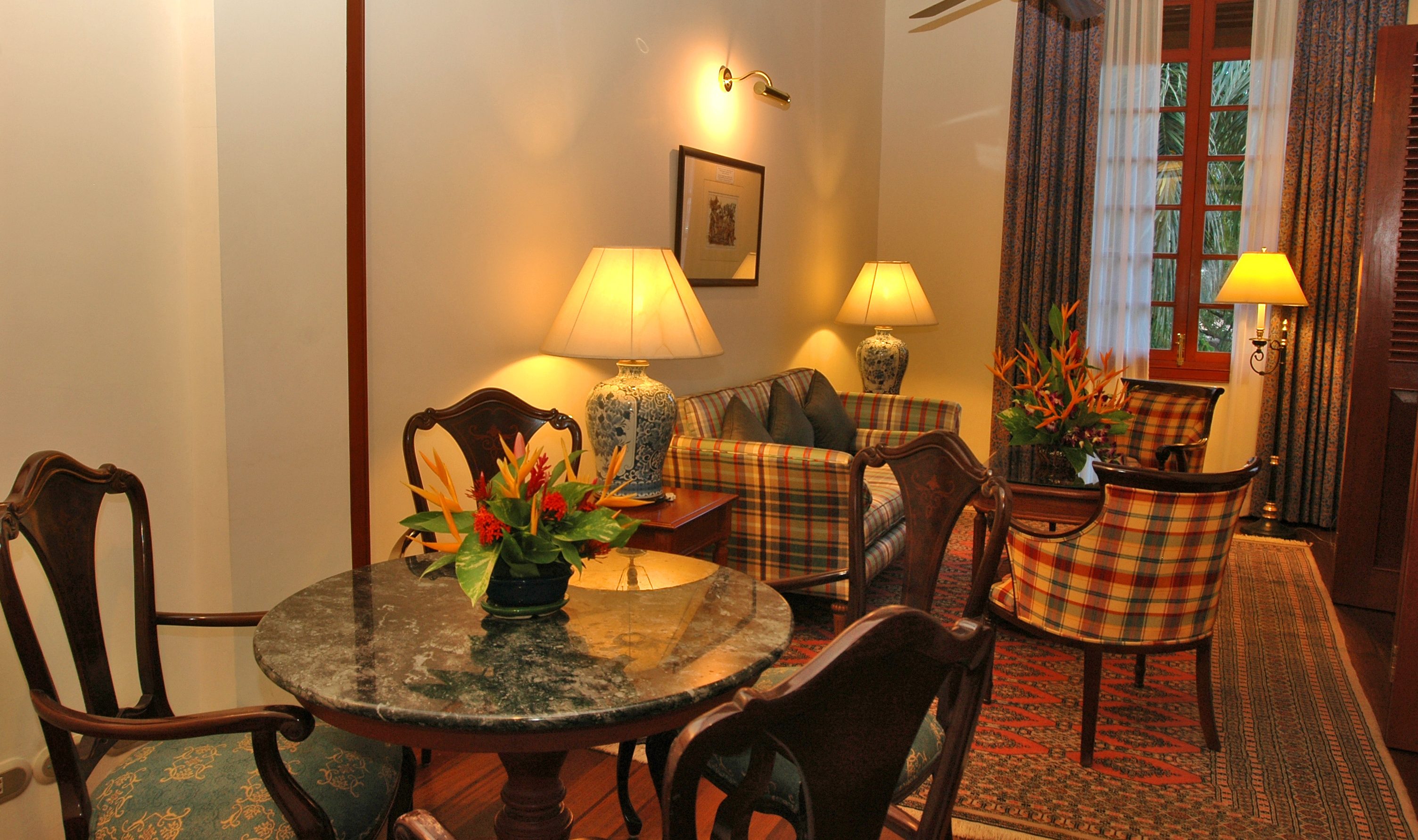 Junior Suite zitkamer in het Settha Palace in Vientiane in Laos