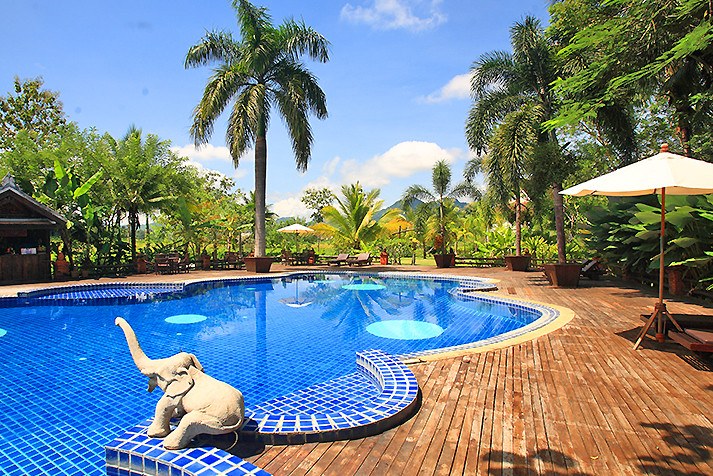 Zwembad in het Villa Santi Resort in Luang Prabang in Laos