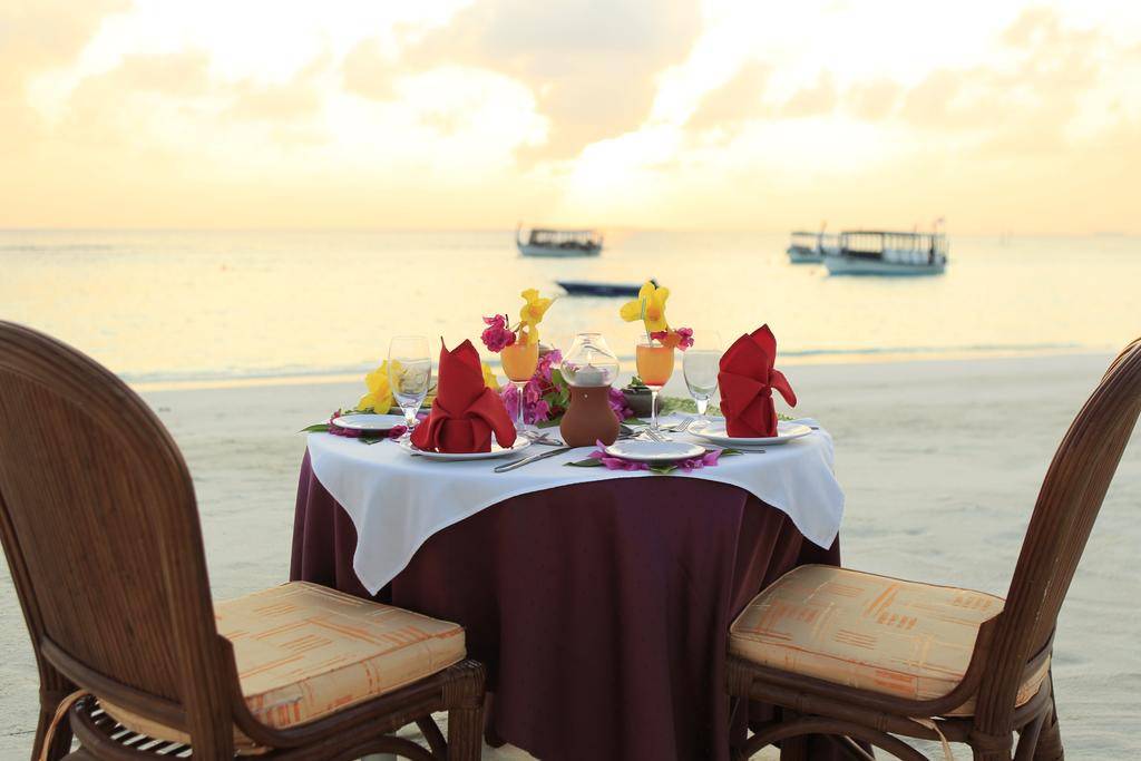 Thulaghiri Resort sunset diner Malediven