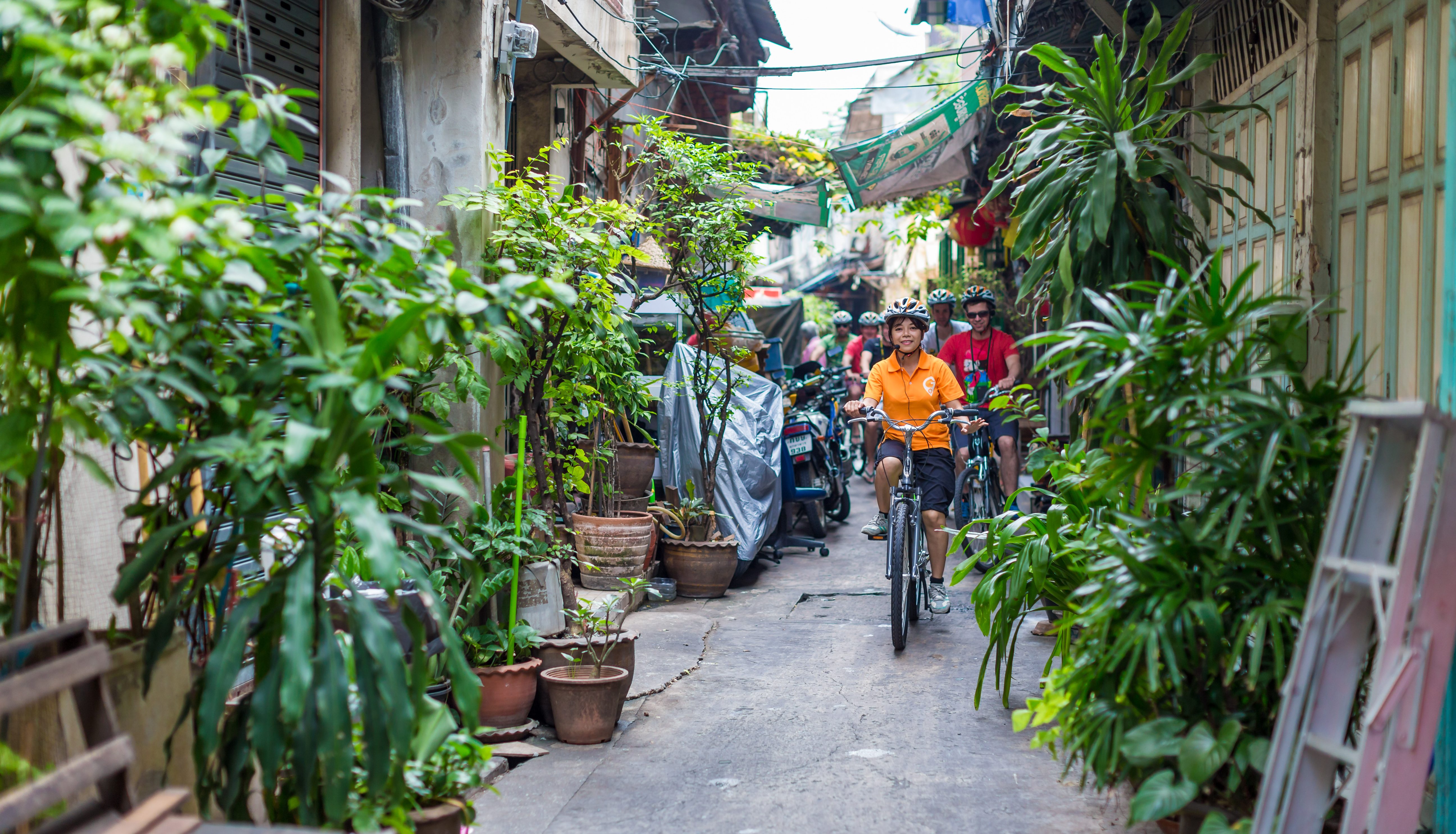 Fietsen door Chinatown in Bangkok