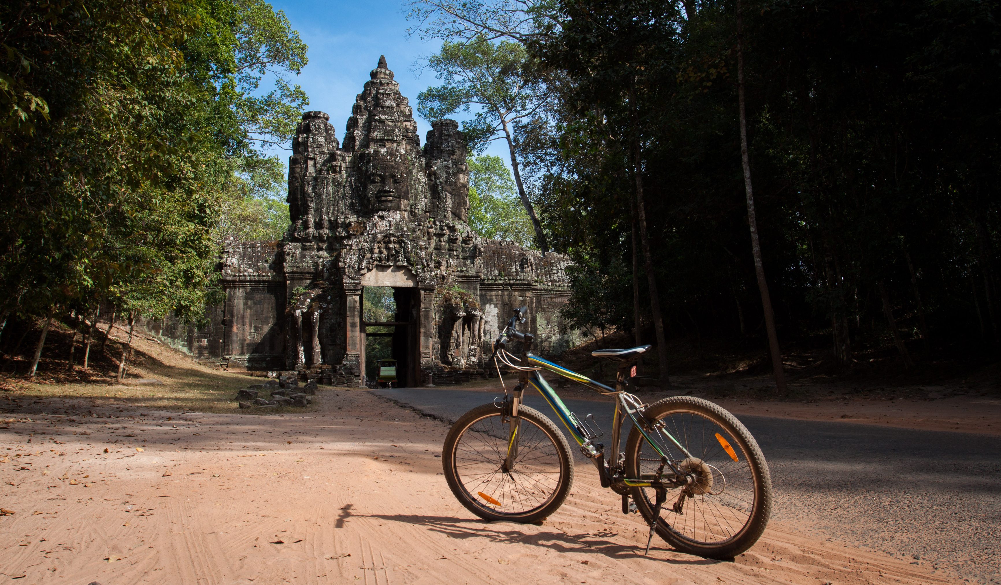 Fietsen in Cambodja bij Angkor Wat